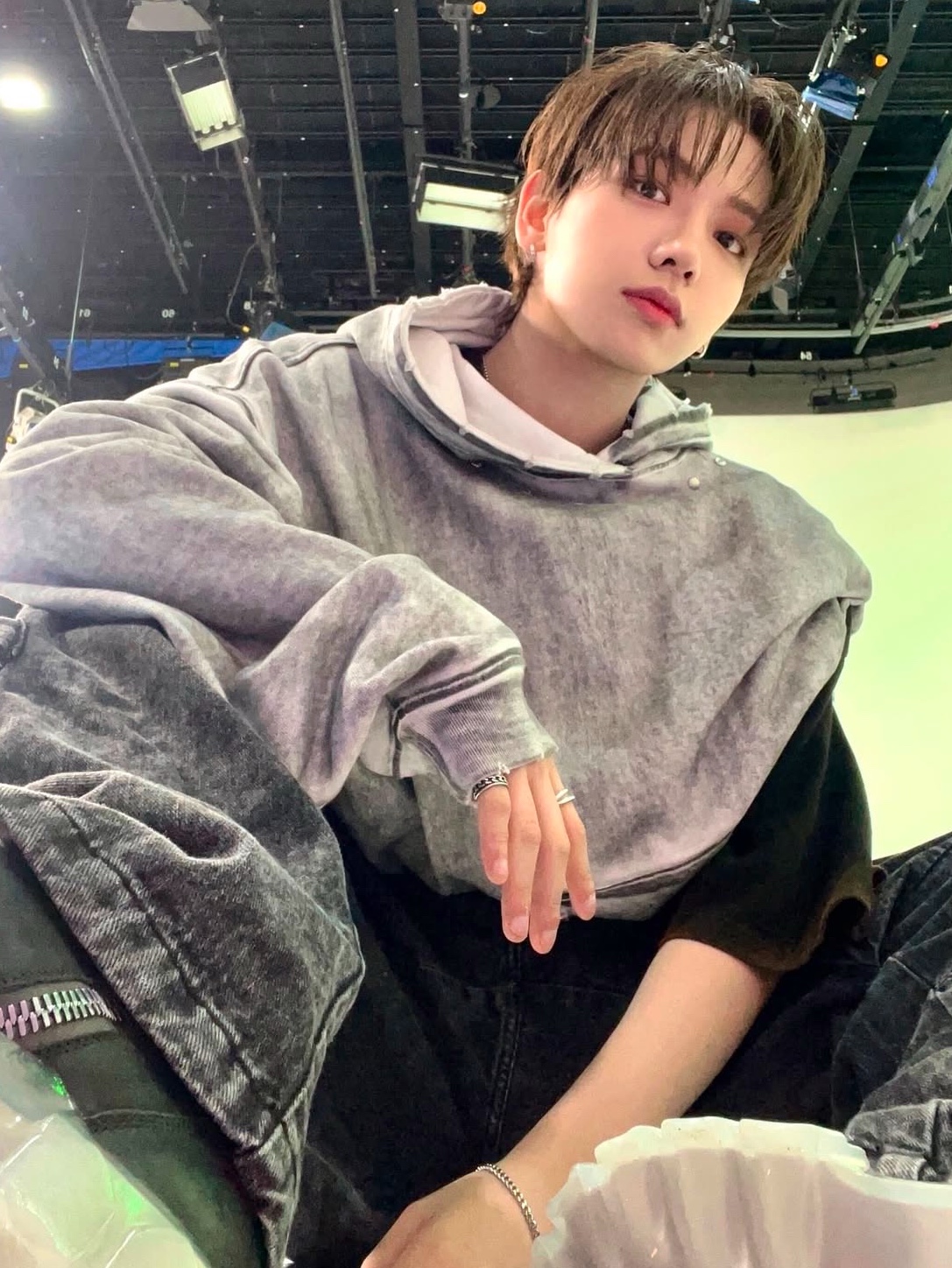 Flavorism Oversized Rivet Fur Zip-Up Hoodie Dirty White, Flavorism Oversized Rivet Hoodie Dirty White 착용 스타일
