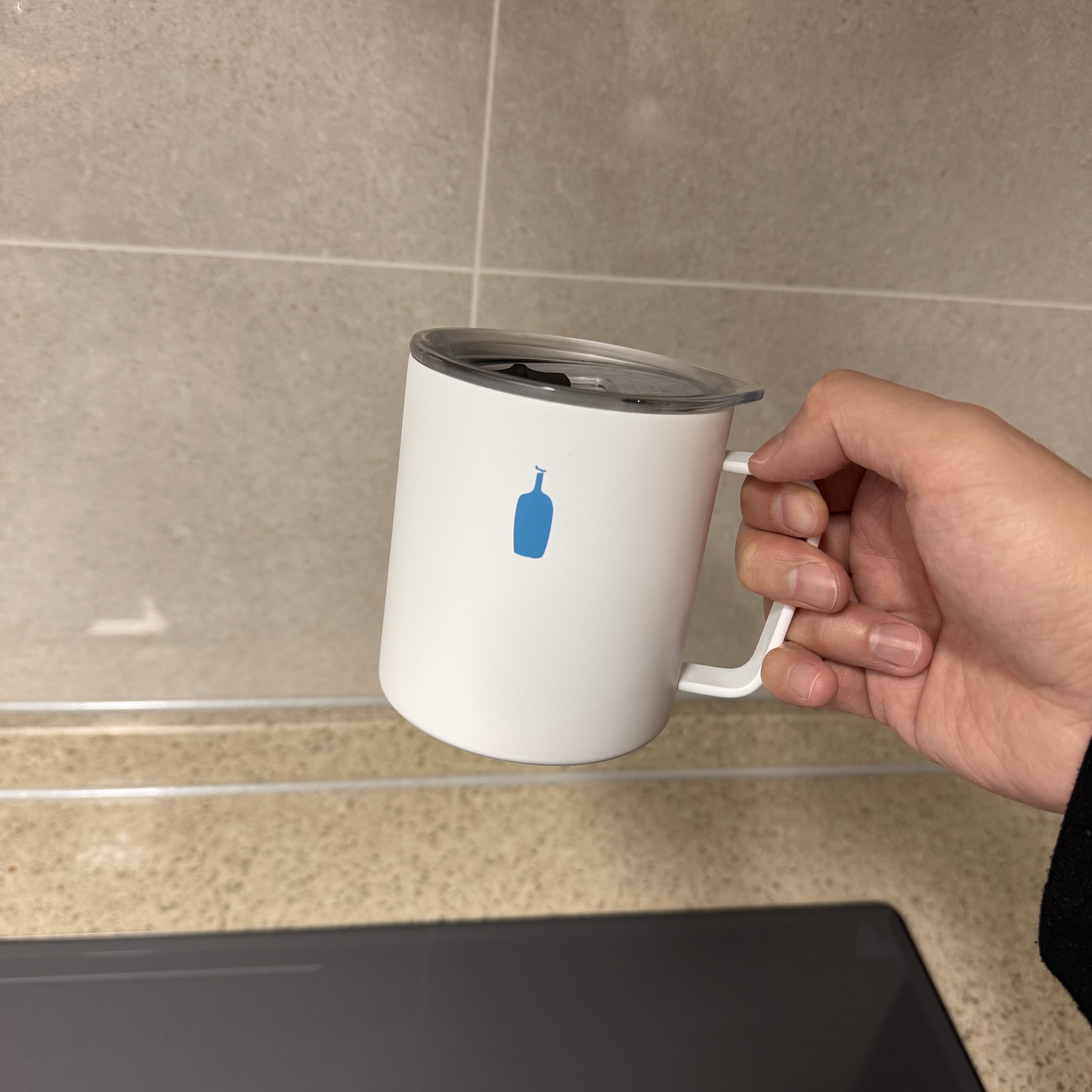 Blue Bottle × KYNE Travel Mug White 12 oz. (Fukuoka Tenjin Cafe Exclusive) 착용 스타일 - 2