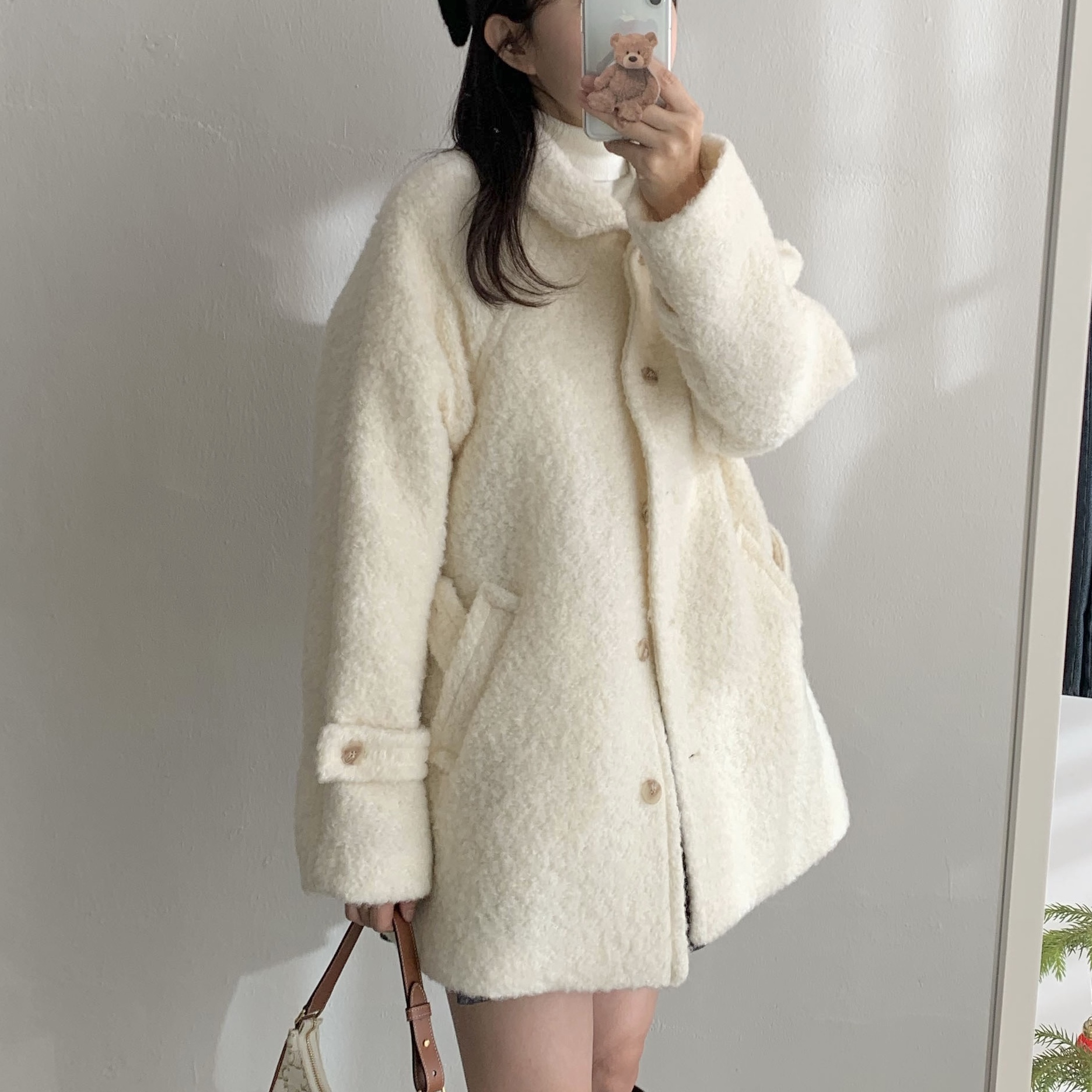 Celine Ava Bag in Triomphe Canvas and Calfskin White 착용 스타일 - 2