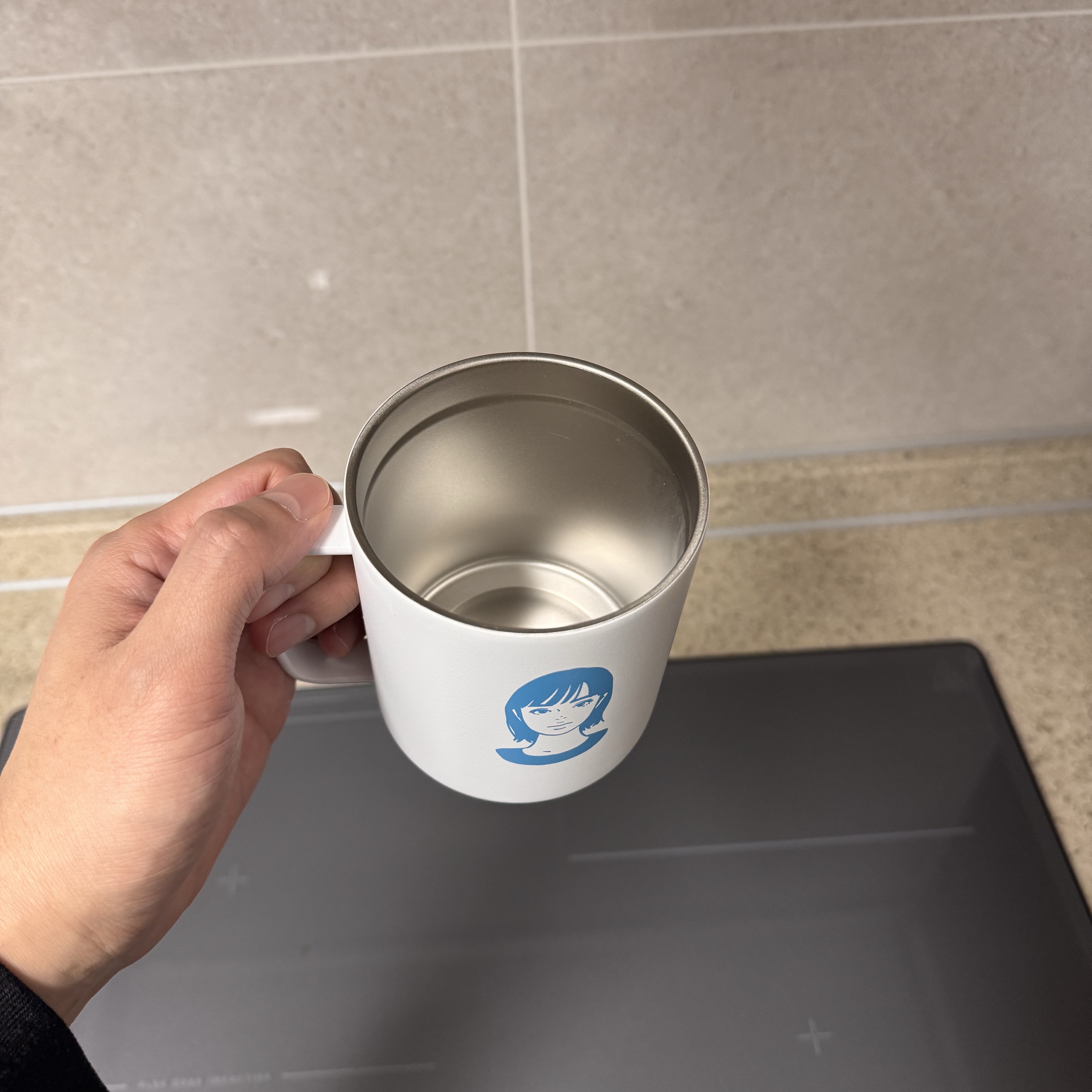 Blue Bottle × KYNE Travel Mug White 12 oz. (Fukuoka Tenjin Cafe Exclusive) 착용 스타일 - 5