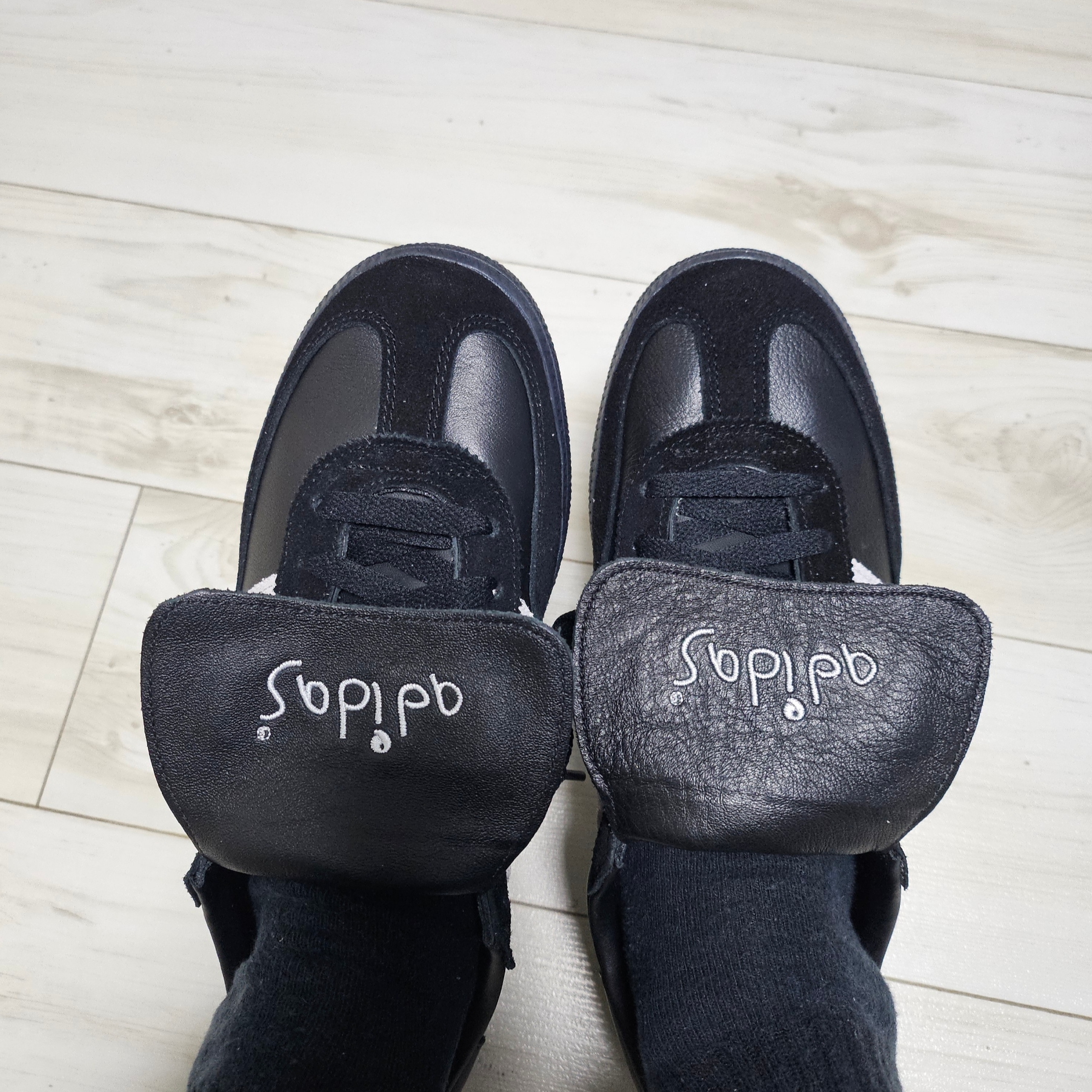 Adidas Spezial Handball Core Black Cloud White 착용 스타일 - 1