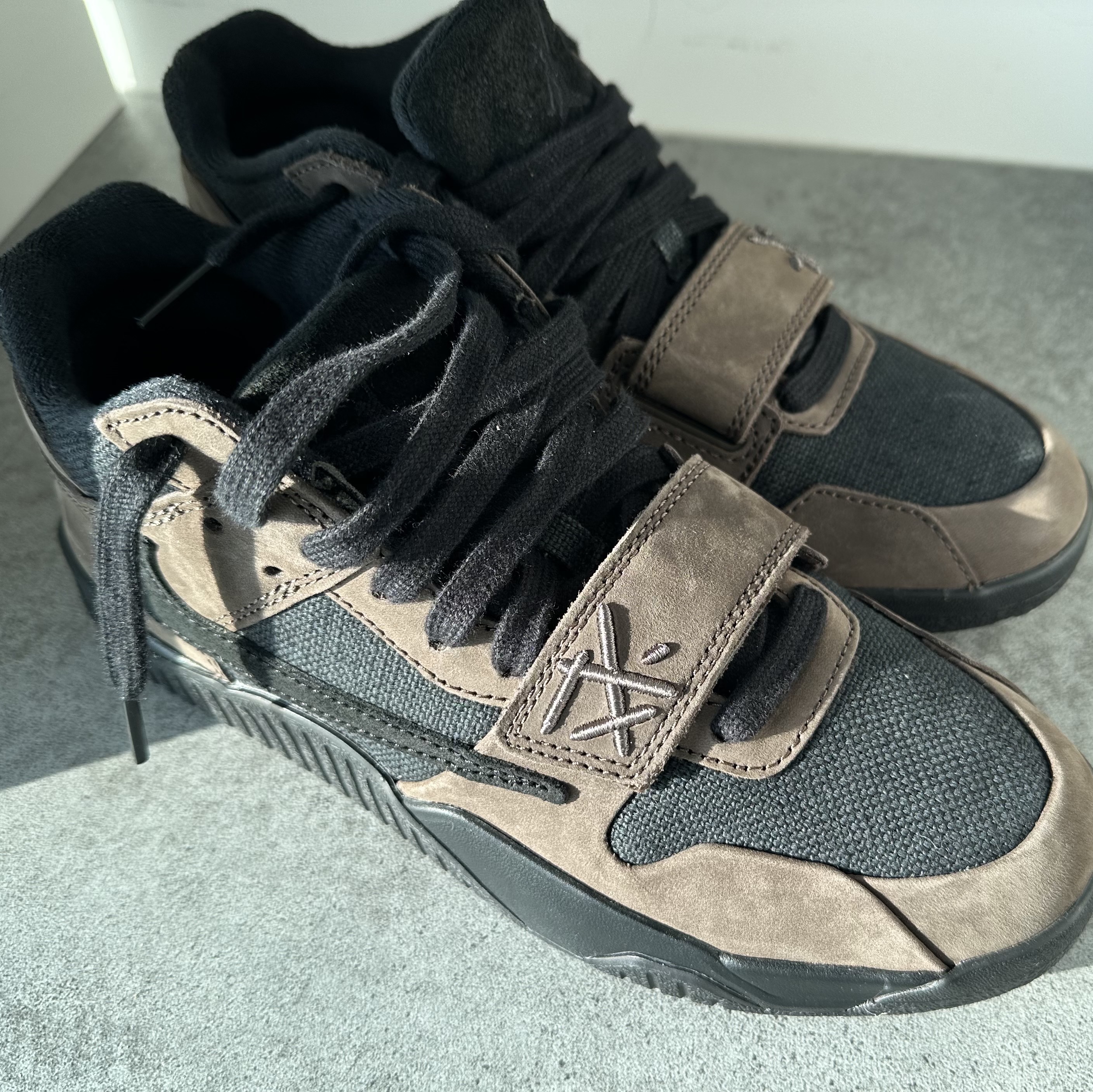 Jordan x Travis Scott Jumpman Jack TR Black and Dark Mocha 착용 스타일