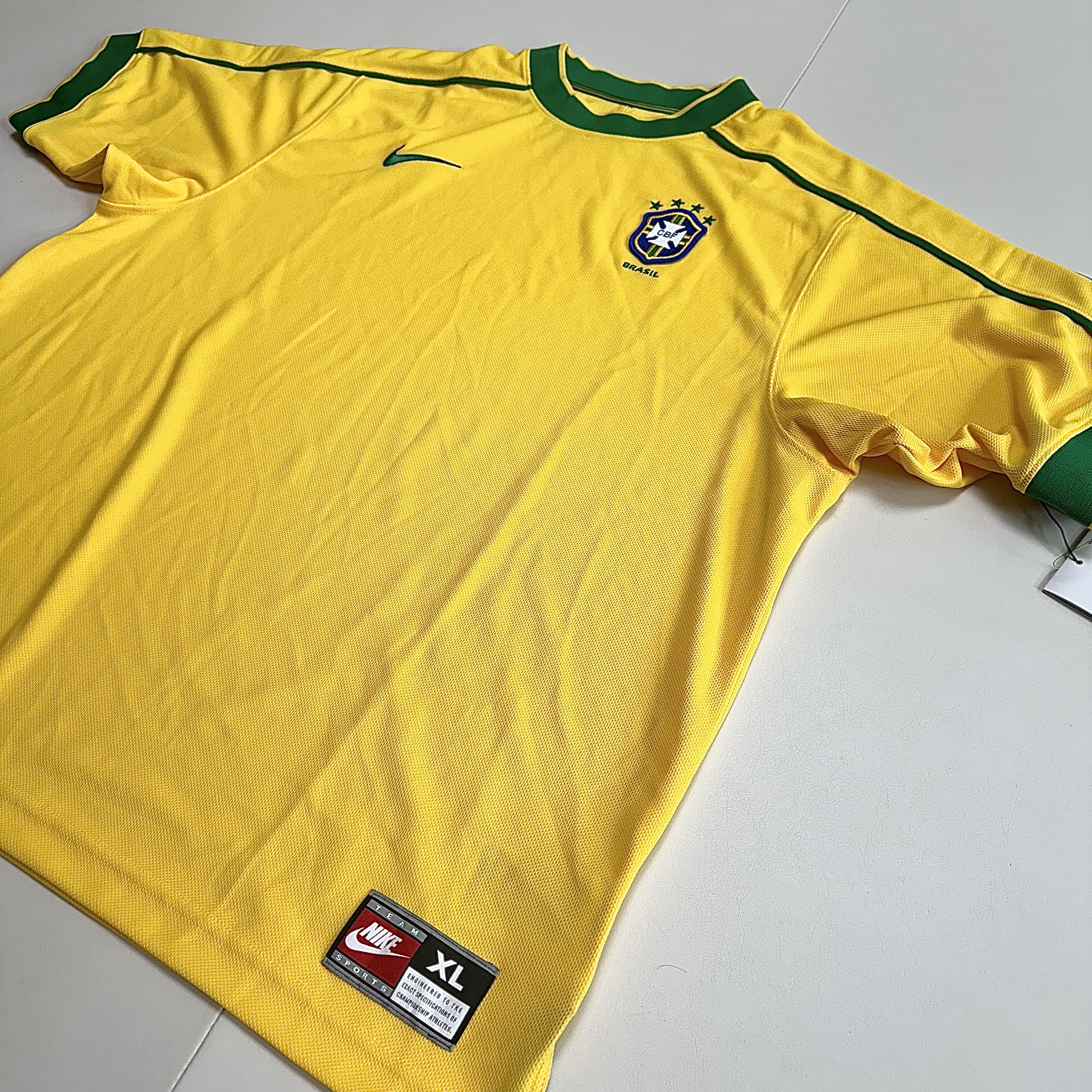 Nike Brazil 1998 Reissue Soccer Replica Jersey Varsity Maize (Non Marking Ver.) 착용 스타일 - 3
