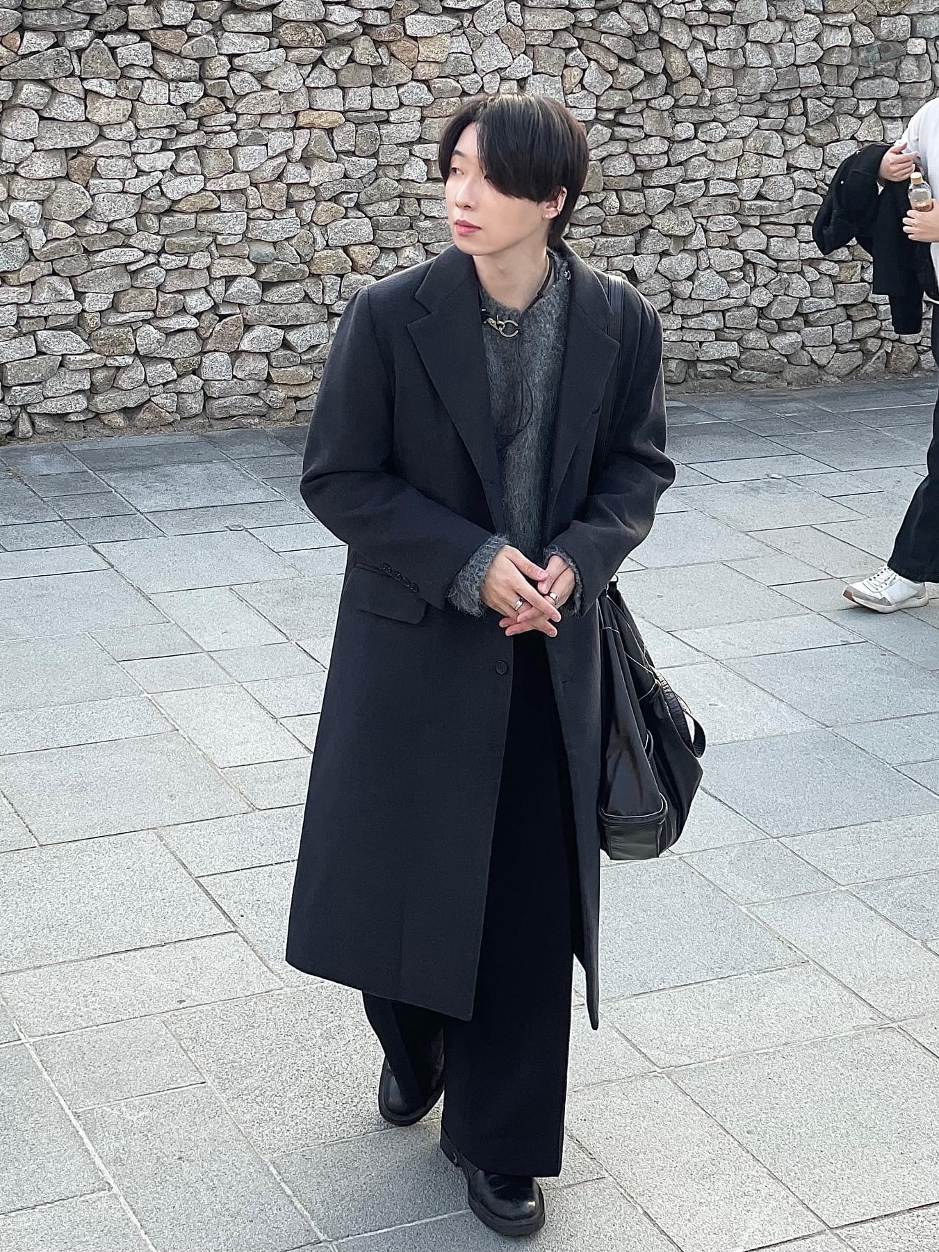 Our Legacy Ladon Leather Keychain Black, Matin Kim Big Coating Tote Bag Black 착용 스타일 - 5