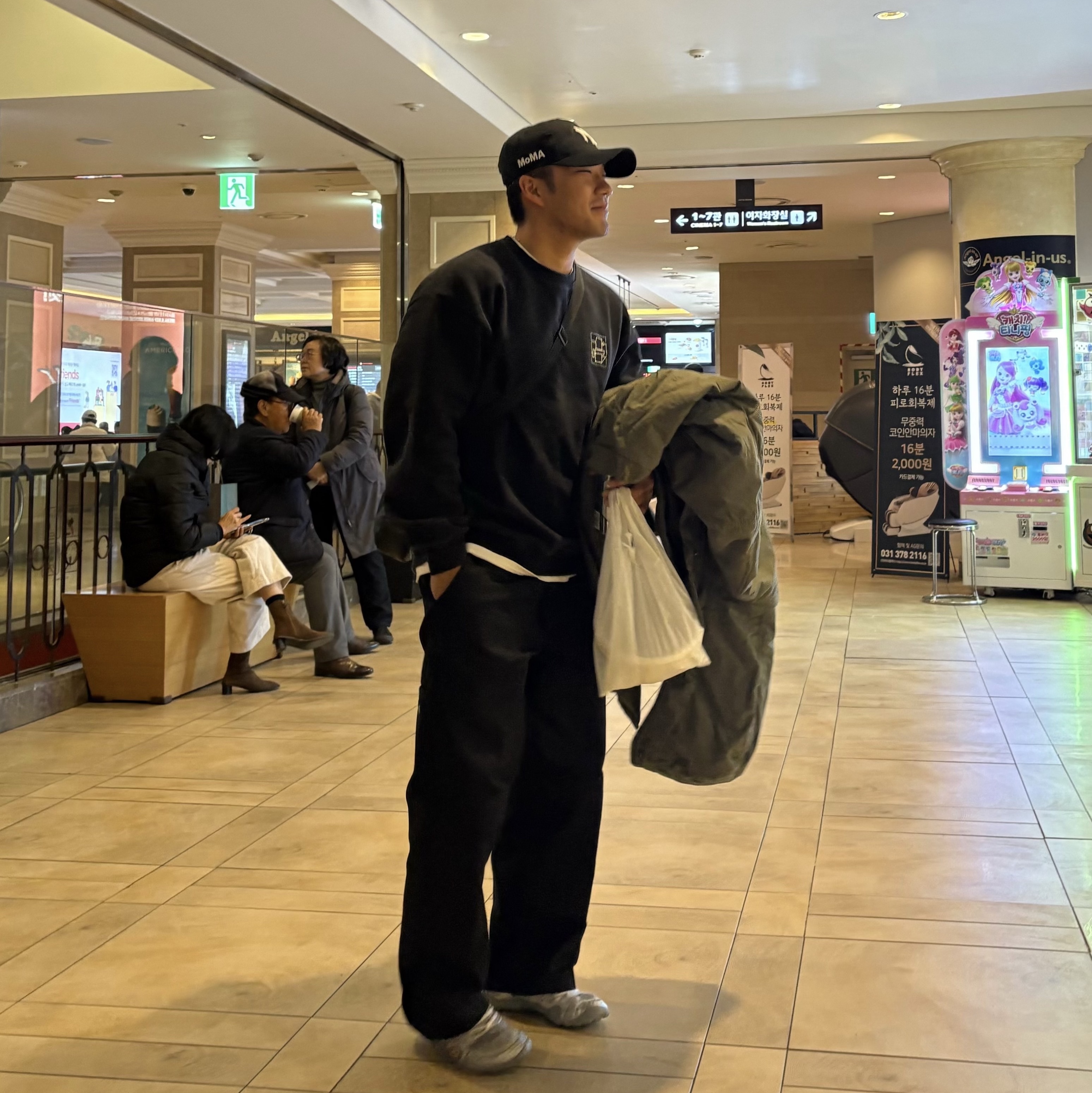 New Era x MoMA New York Yankees Cap Black, New Balance Minimus MT10O Slate Grey Silver Metallic 착용 스타일 - 2
