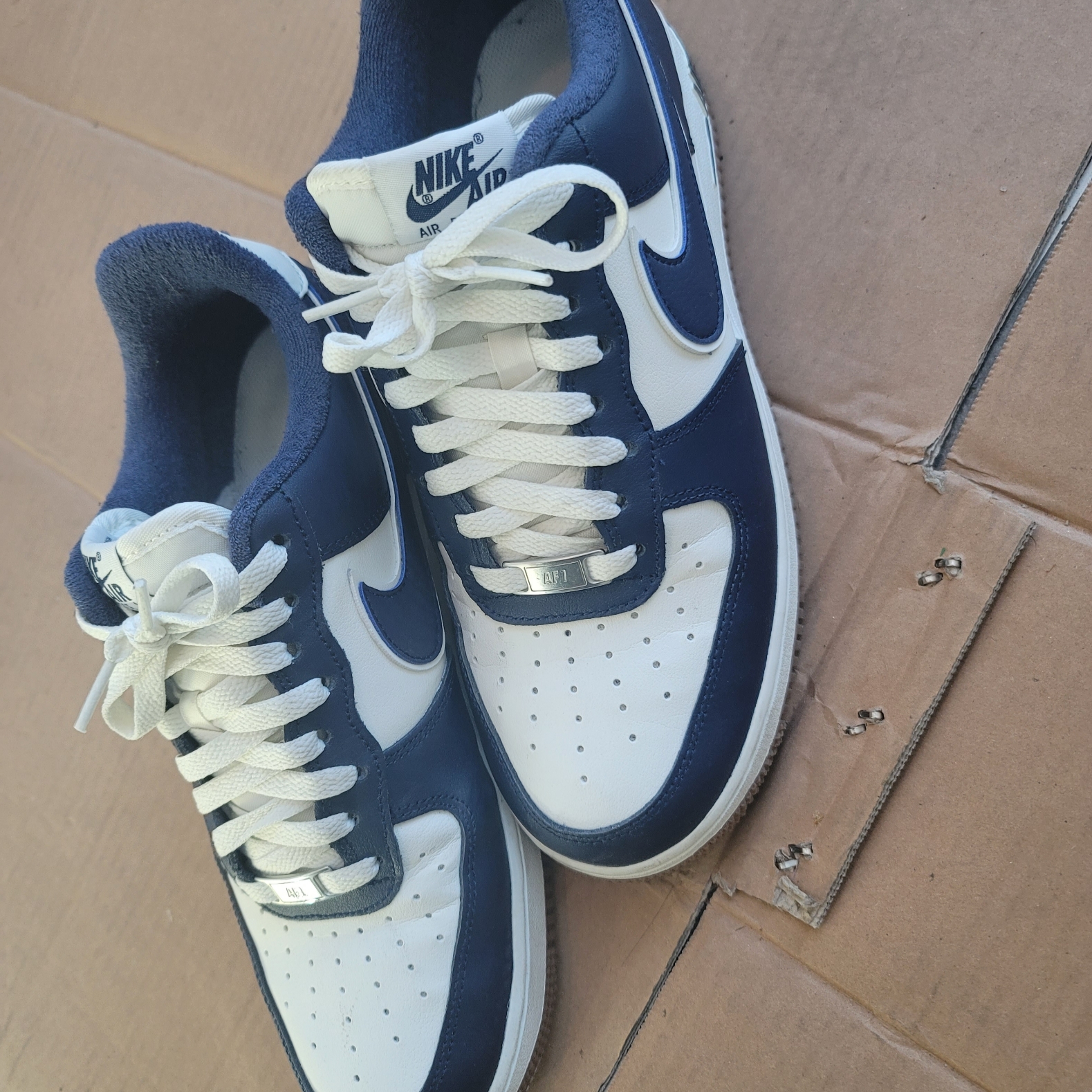 Nike Air Force 1 '07 LV8 Midnight Navy 착용 스타일 - 2