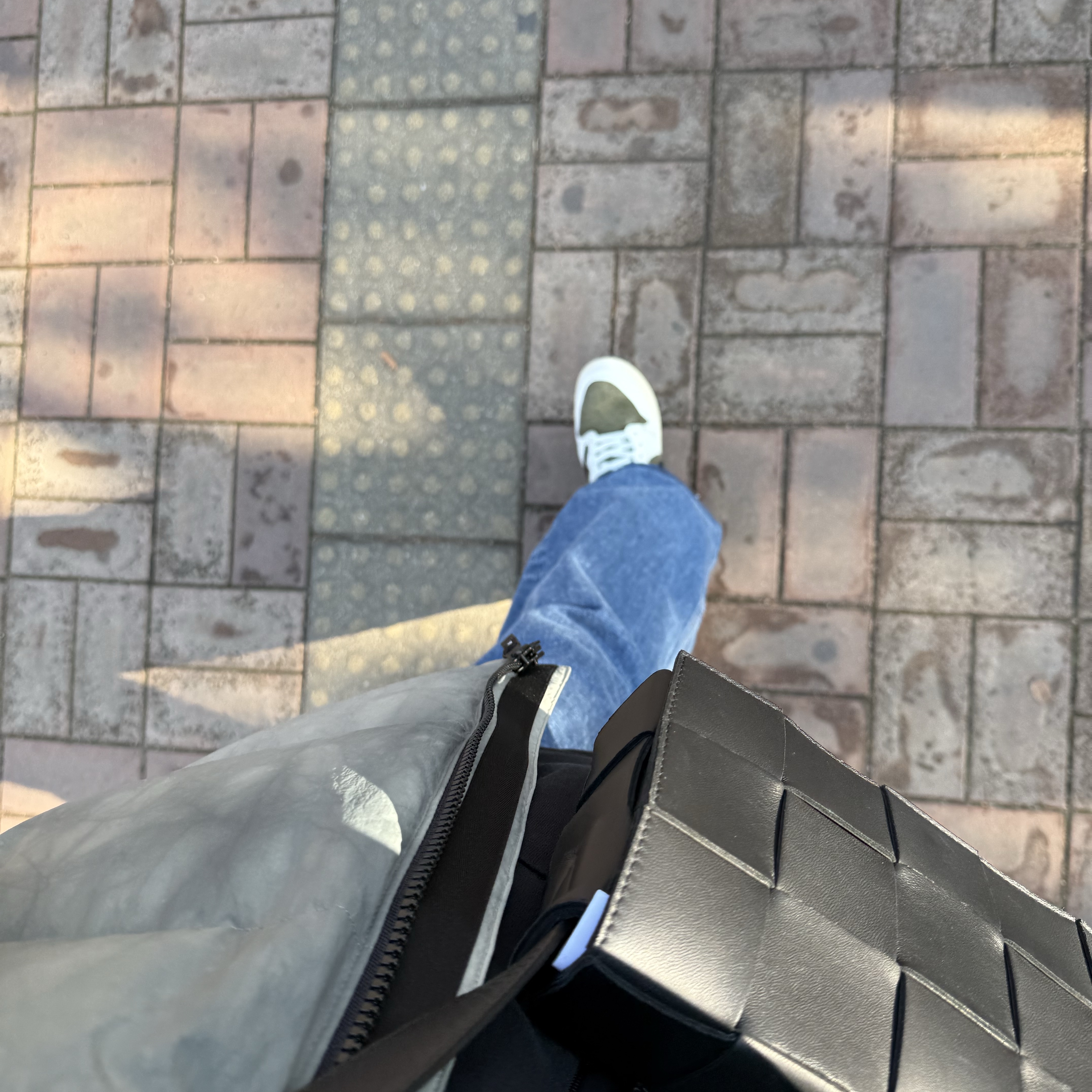 Jordan 1 x Travis Scott Retro Low OG SP Reverse Olive, Bottega Veneta Lambskin Leather Cassette Black 착용 스타일