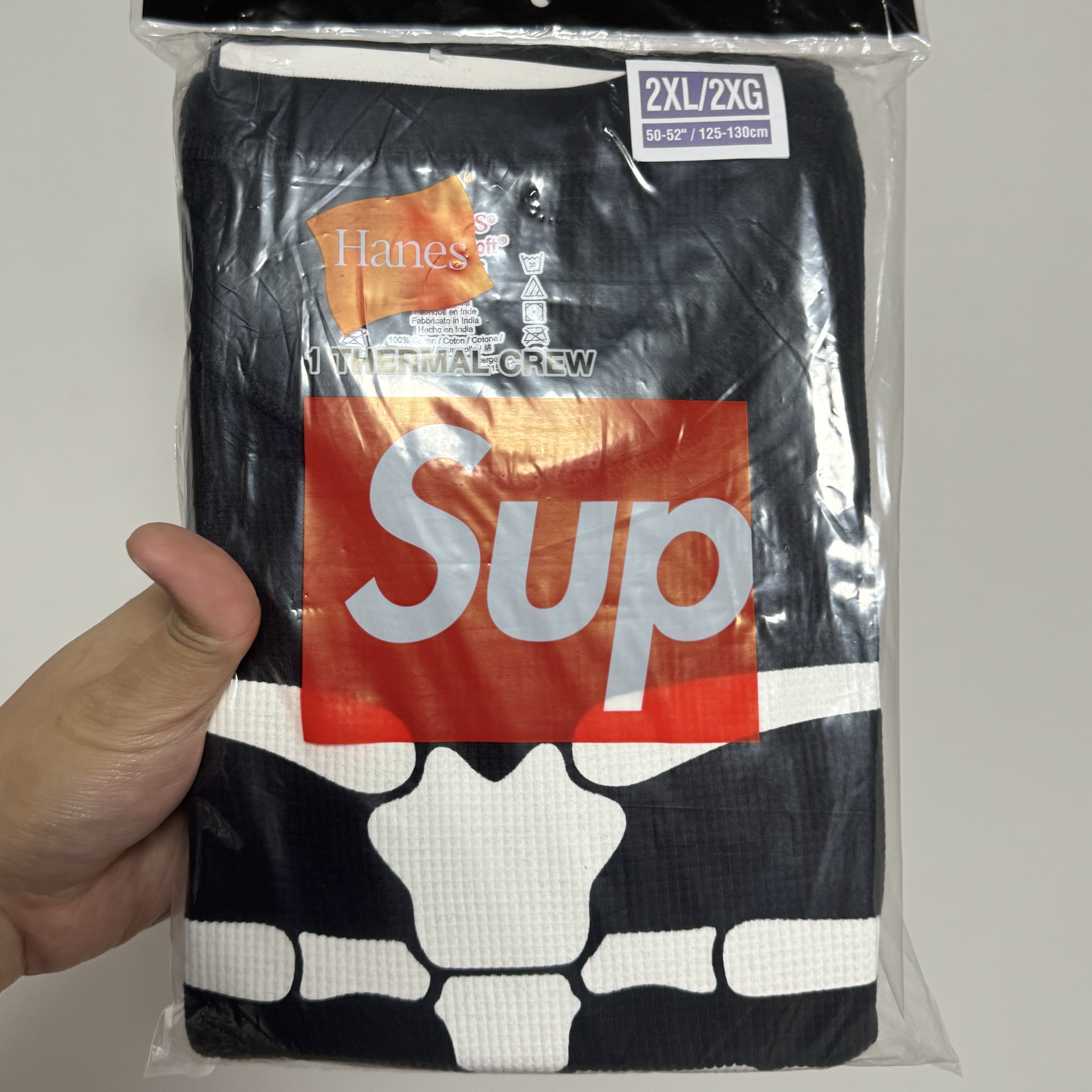 Supreme Hanes Bones Thermal Crew Black (1 Pack) 착용 스타일