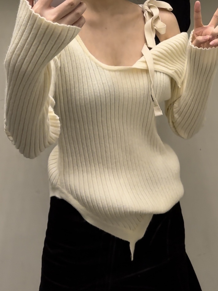 (W) Glowny Isa Asymmetrical Knit Top Cream 착용 스타일 - 1