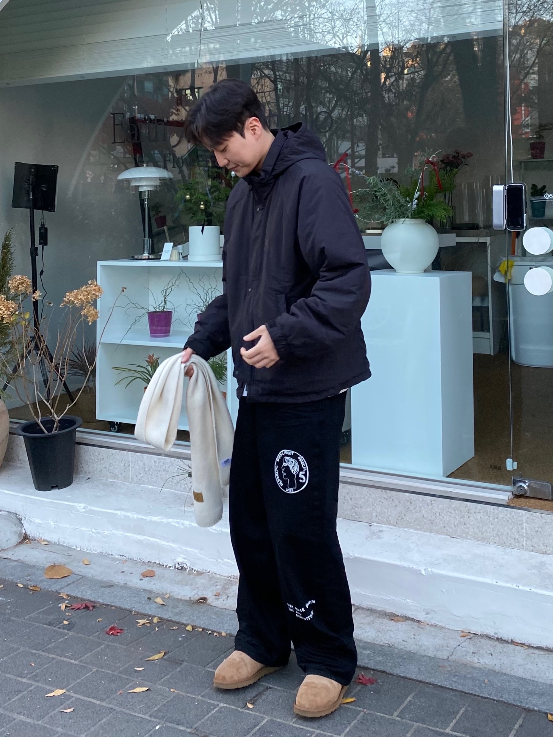 UGG Classic Mini Boots Chestnut, STU X HANK Embroidery Denim Pants Black 착용 스타일 - 3