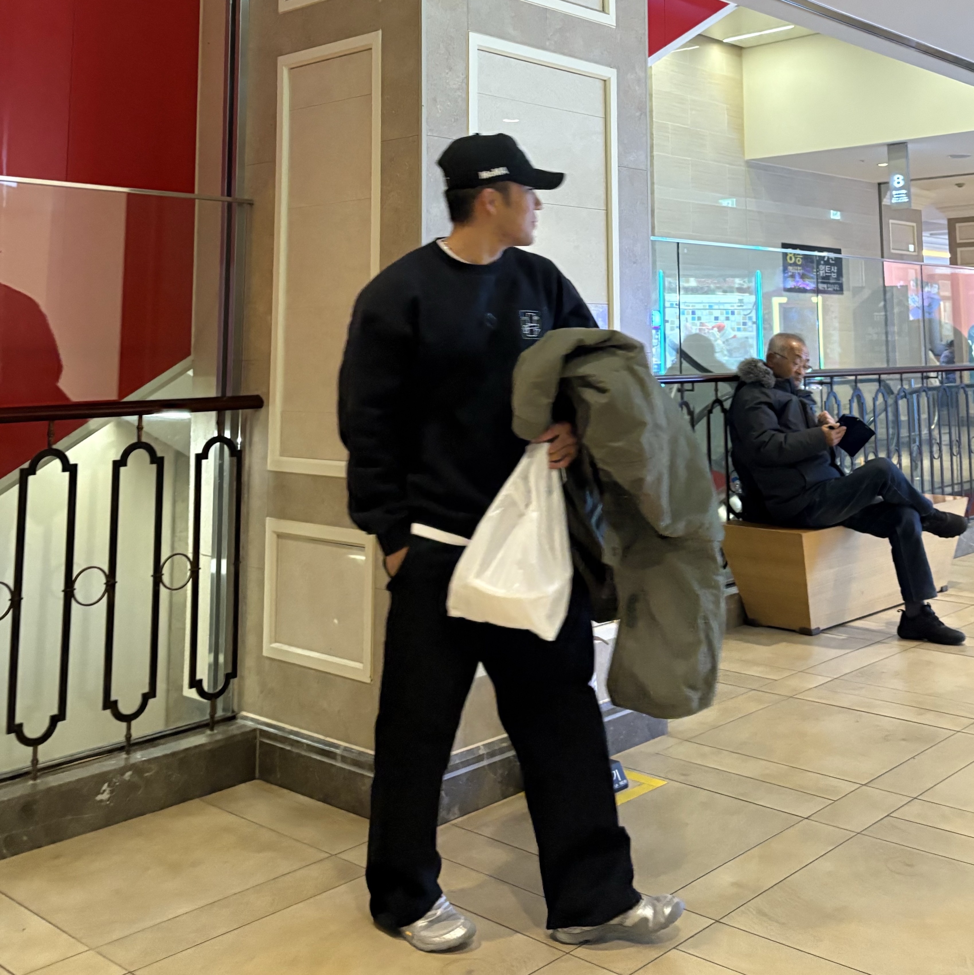 New Era x MoMA New York Yankees Cap Black, New Balance Minimus MT10O Slate Grey Silver Metallic 착용 스타일 - 3