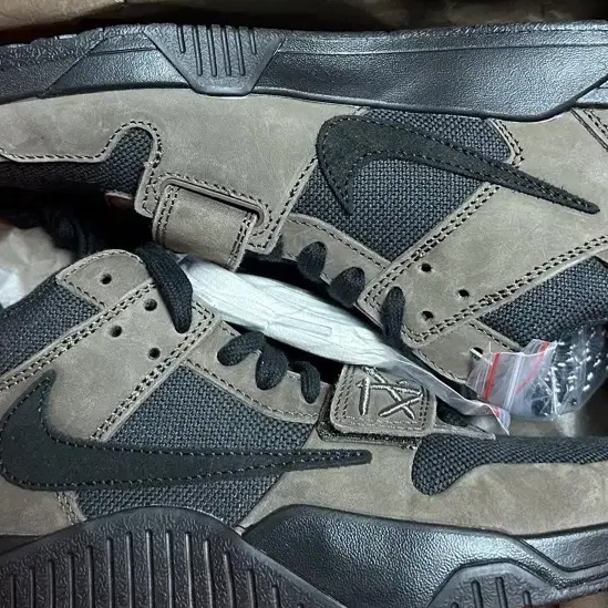 Jordan x Travis Scott Jumpman Jack TR Black and Dark Mocha 착용 스타일