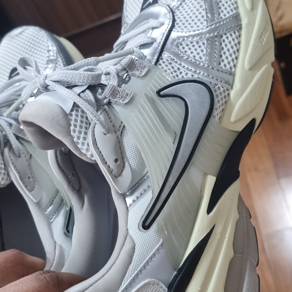 Nike V2K Run Pure Platinum Light Iron Ore 착용 스타일