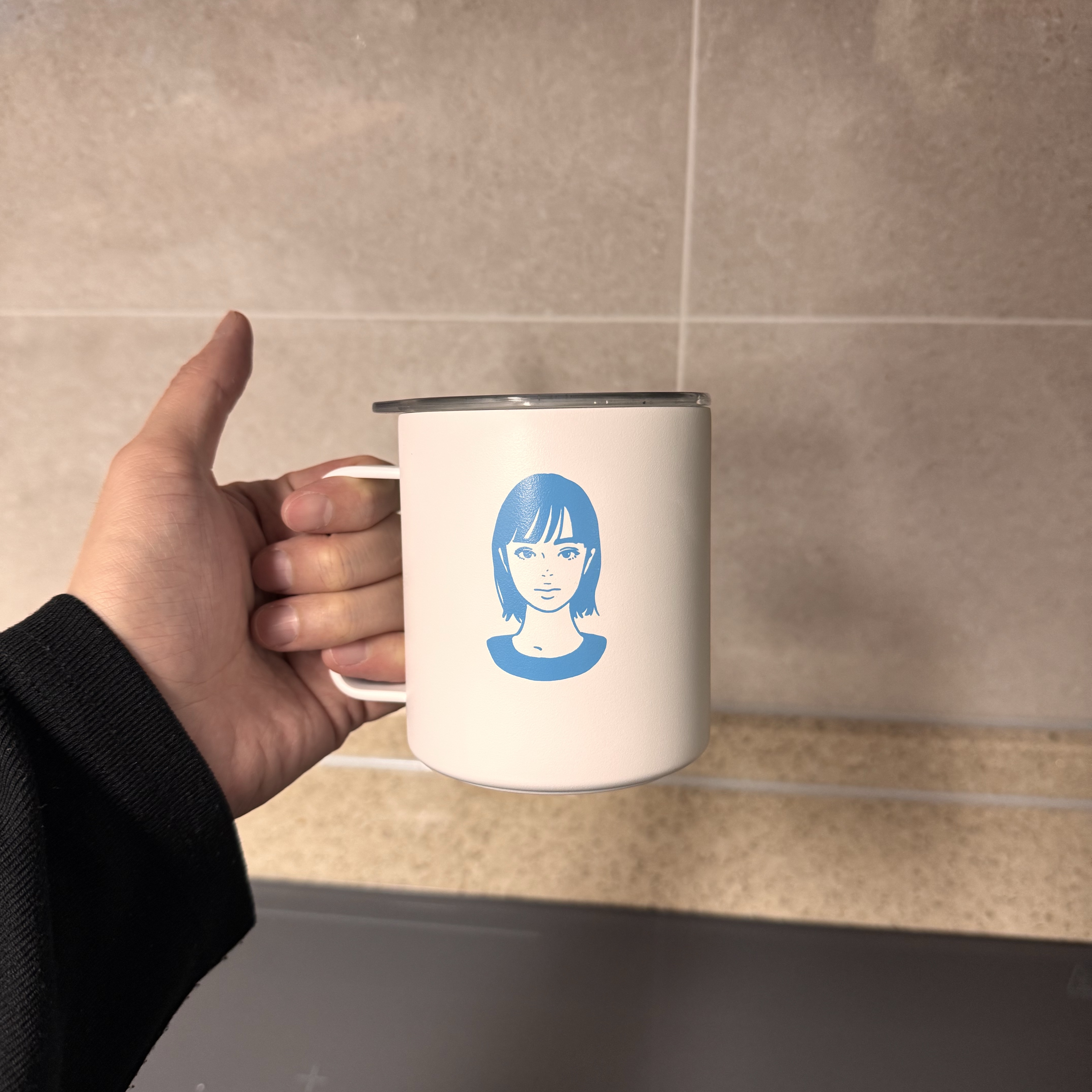 Blue Bottle × KYNE Travel Mug White 12 oz. (Fukuoka Tenjin Cafe Exclusive) 착용 스타일 - 1