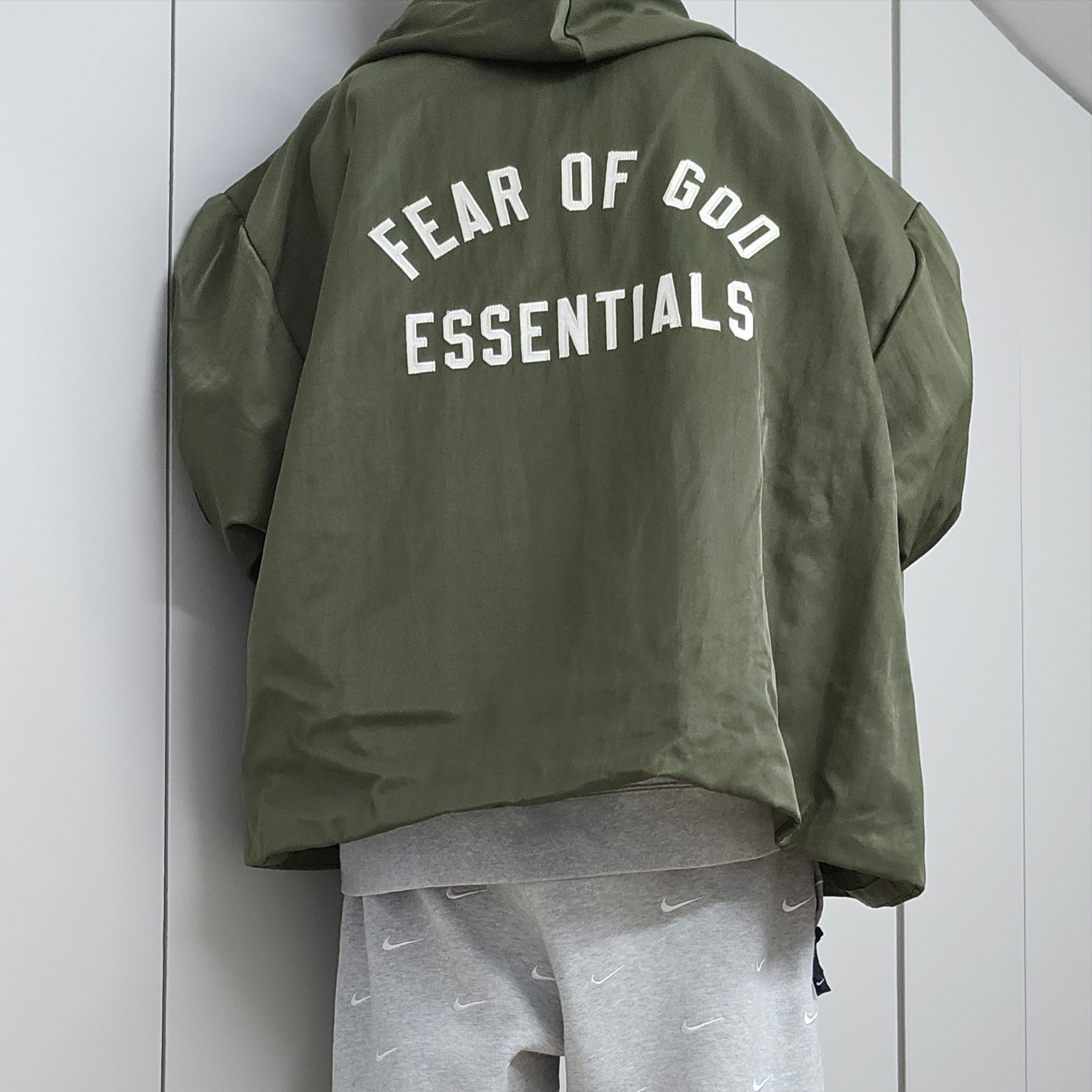 Essentials Textured Nylon Hooded Coaches Jacket Military - 24FW, Nike x Kim Jones Fleece Crew Grey Heather - US/EU 착용 스타일 - 1
