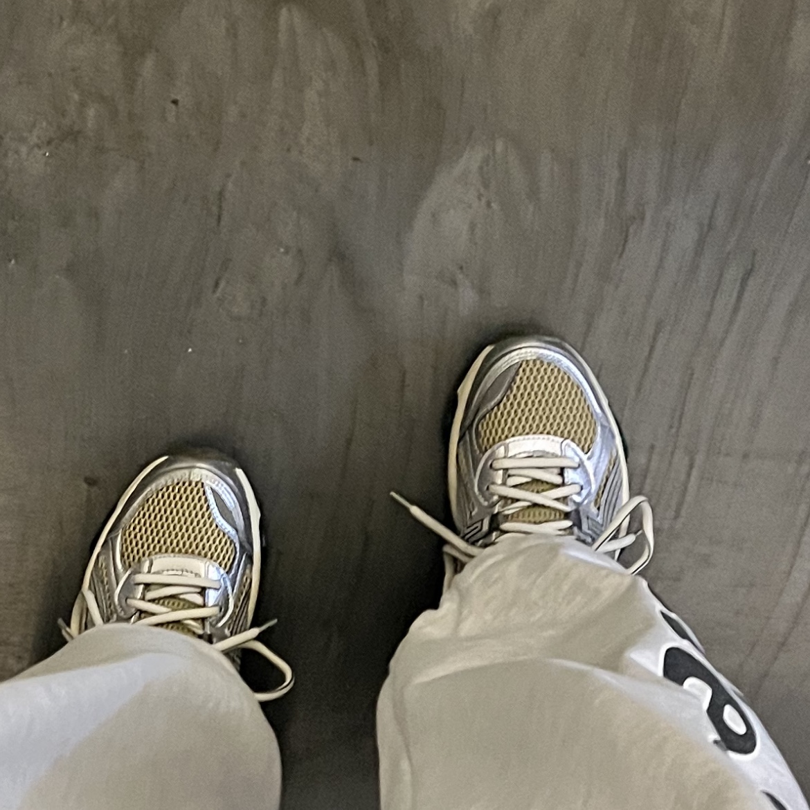 Asics Gel-Quantum Kinetic Khaki Beige Pure Silver 착용 스타일