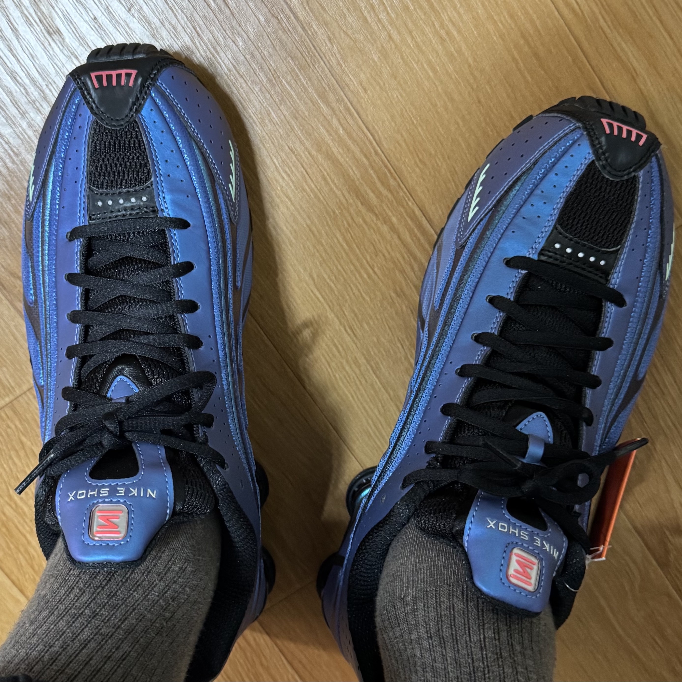 Nike Shox R4 Black and Hot Punch 착용 스타일