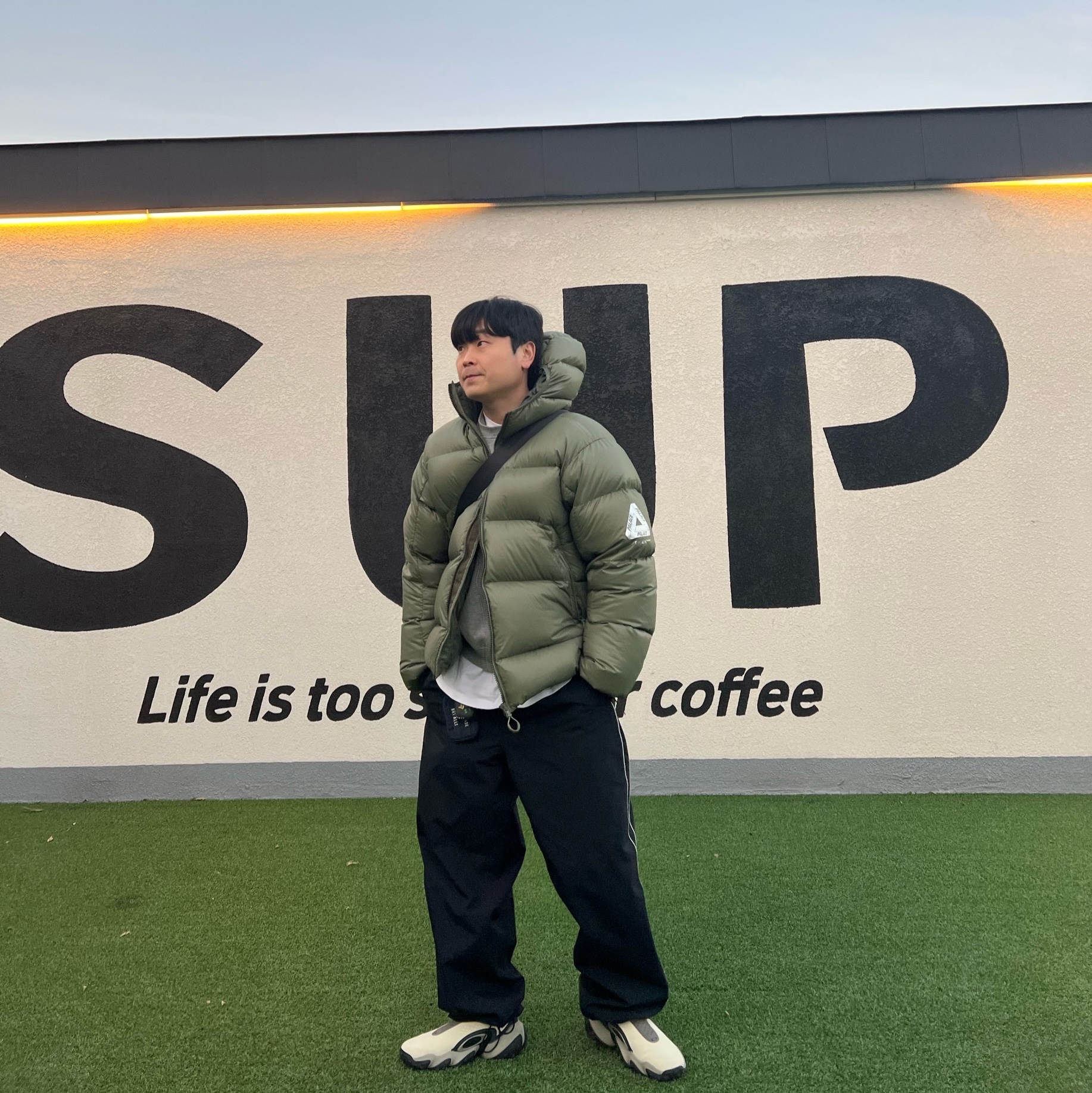Palace Pertex Opaque Balaclava Puffa Green - 24FW, Oakley Edge Icon Cream Navy 착용 스타일 - 3