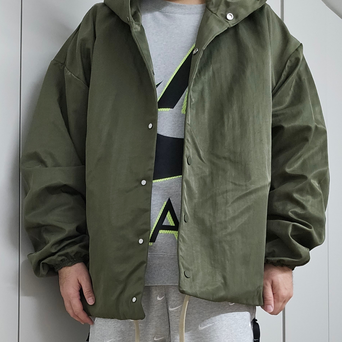 Essentials Textured Nylon Hooded Coaches Jacket Military - 24FW, Nike x Kim Jones Fleece Crew Grey Heather - US/EU 착용 스타일 - 3