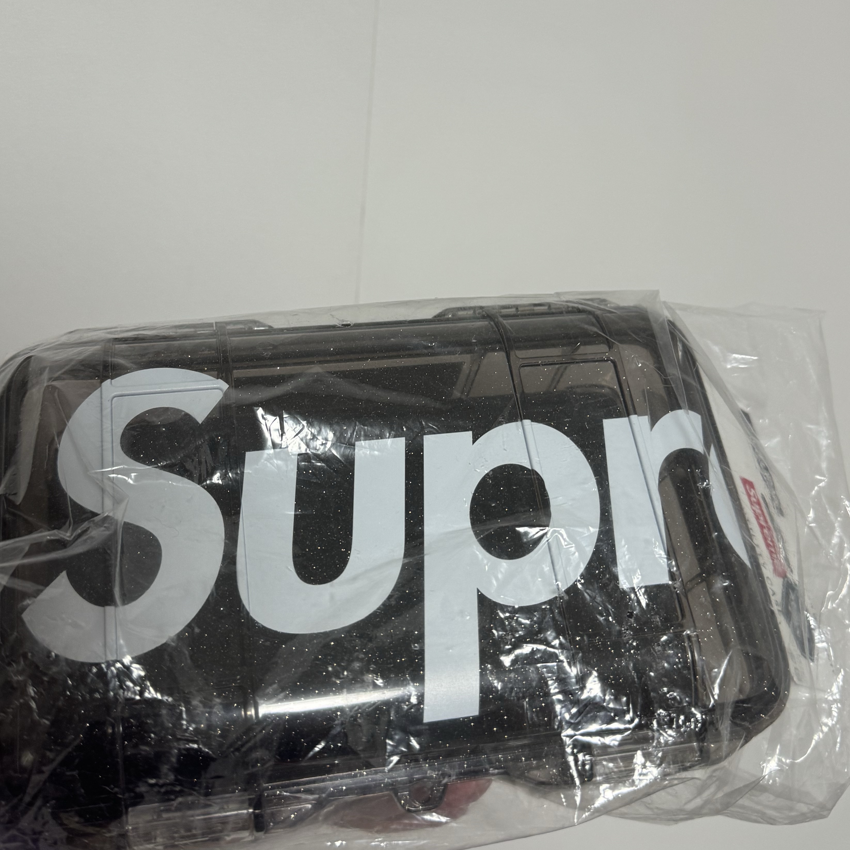Supreme x Pelican Waterproof M50 Micro Case Black - 24FW 착용 스타일