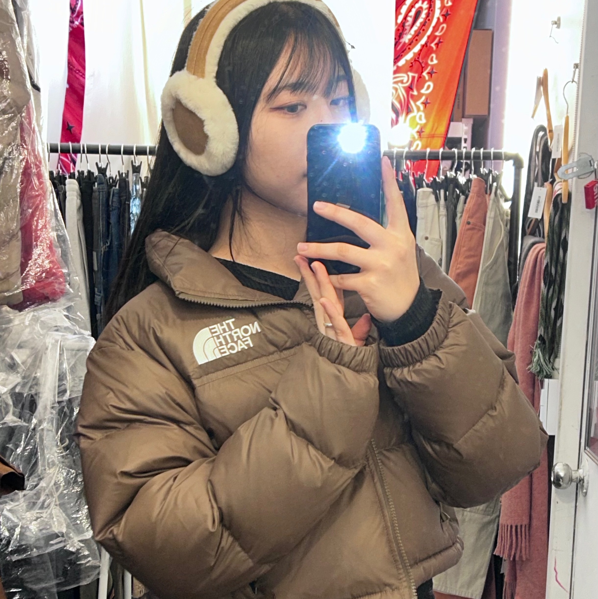 (W) UGG Embroidered Logo Earmuff Chestnut, The North Face 1996 Eco Nuptse Jacket Brown 착용 스타일 - 1