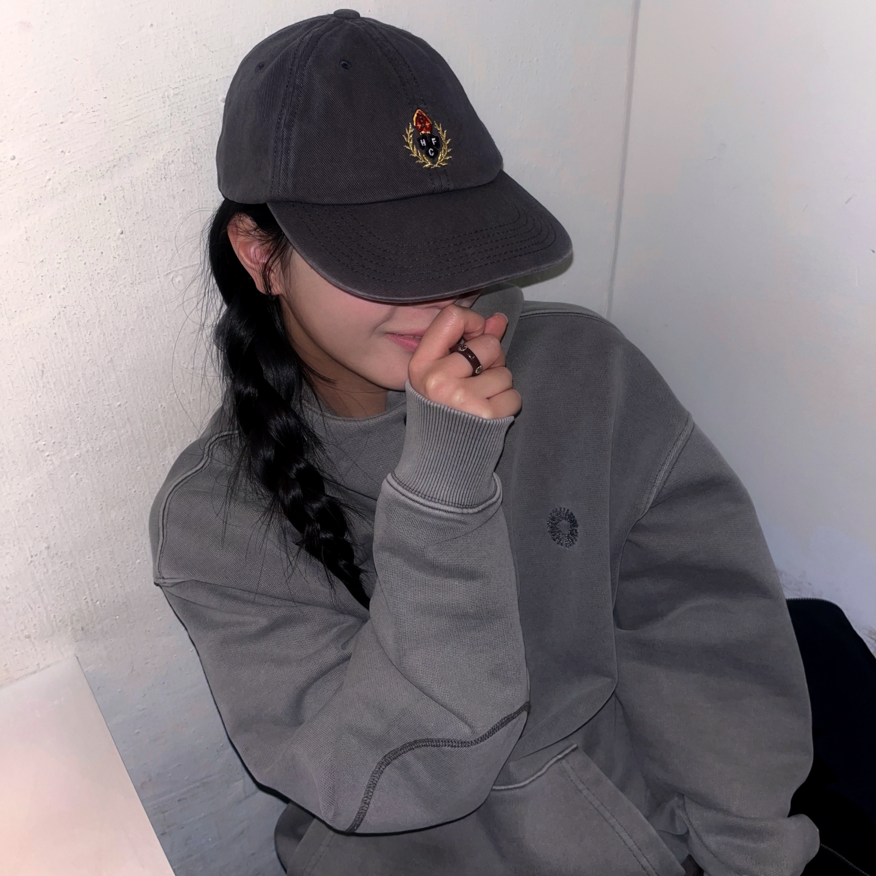 Heritage Floss Crest Twill Washed Cap Charcoal 착용 스타일 - 1