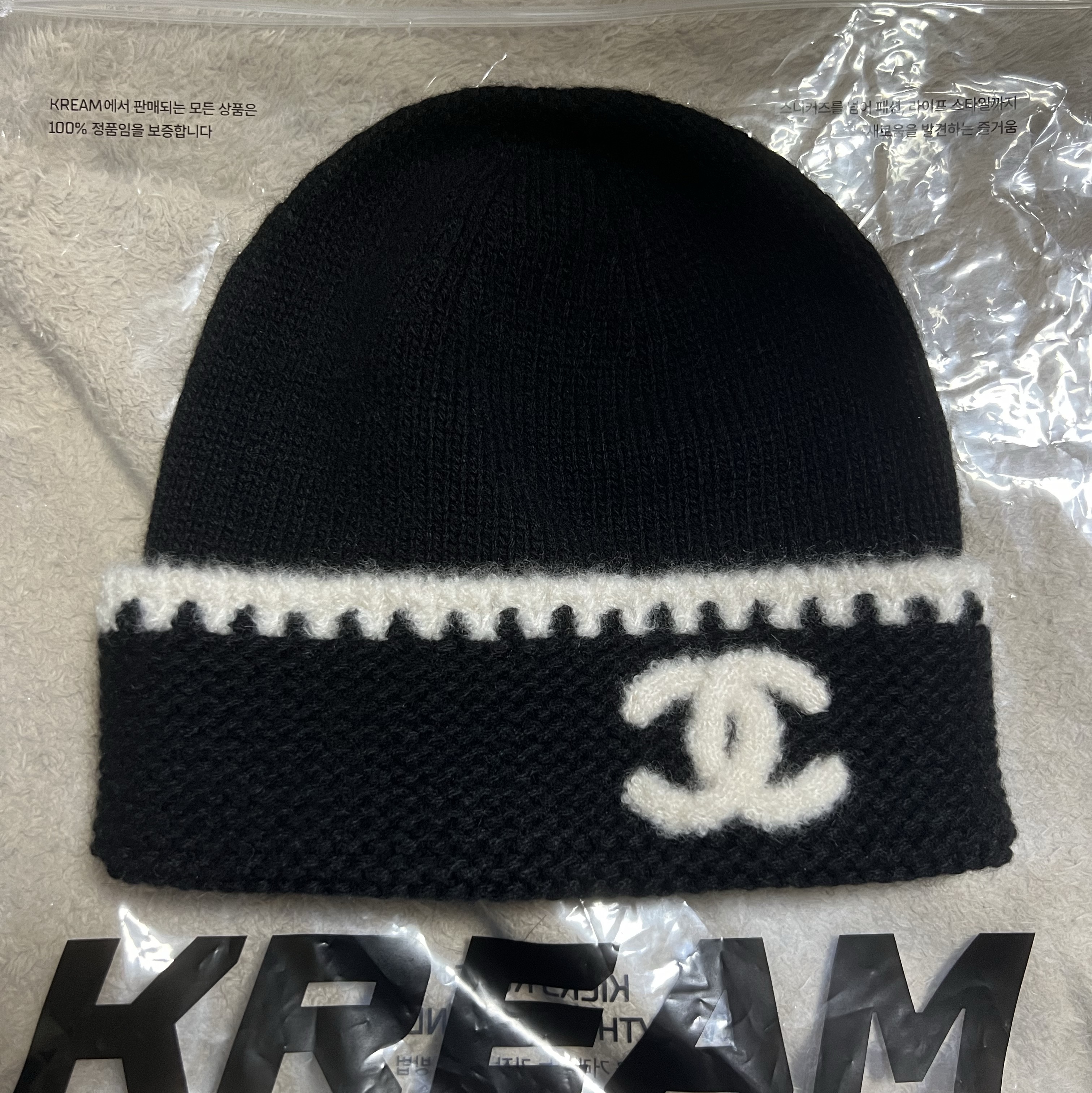 Chanel Beanie Cashmere & Black White 착용 스타일 - 2