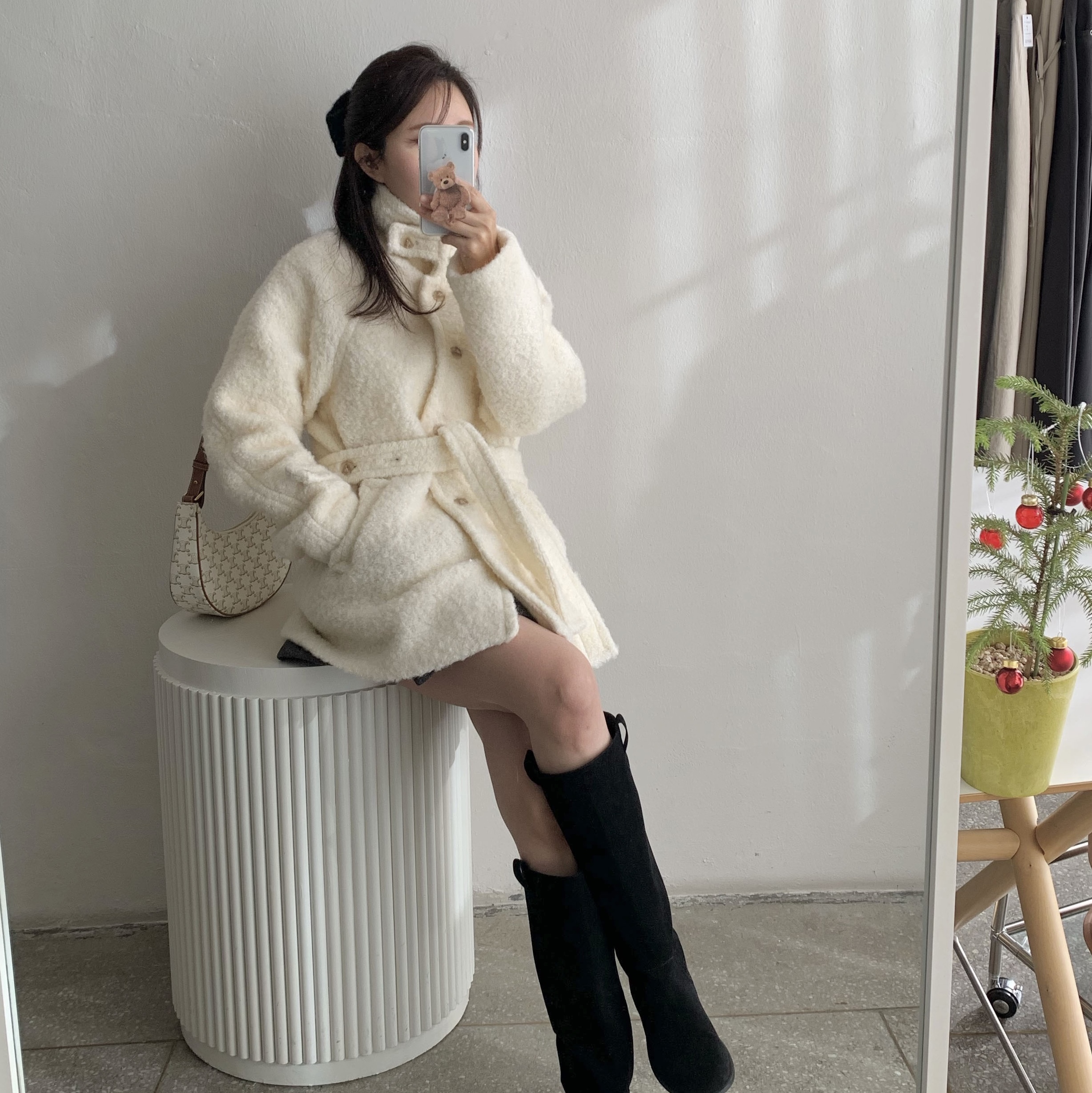 Celine Ava Bag in Triomphe Canvas and Calfskin White 착용 스타일 - 3