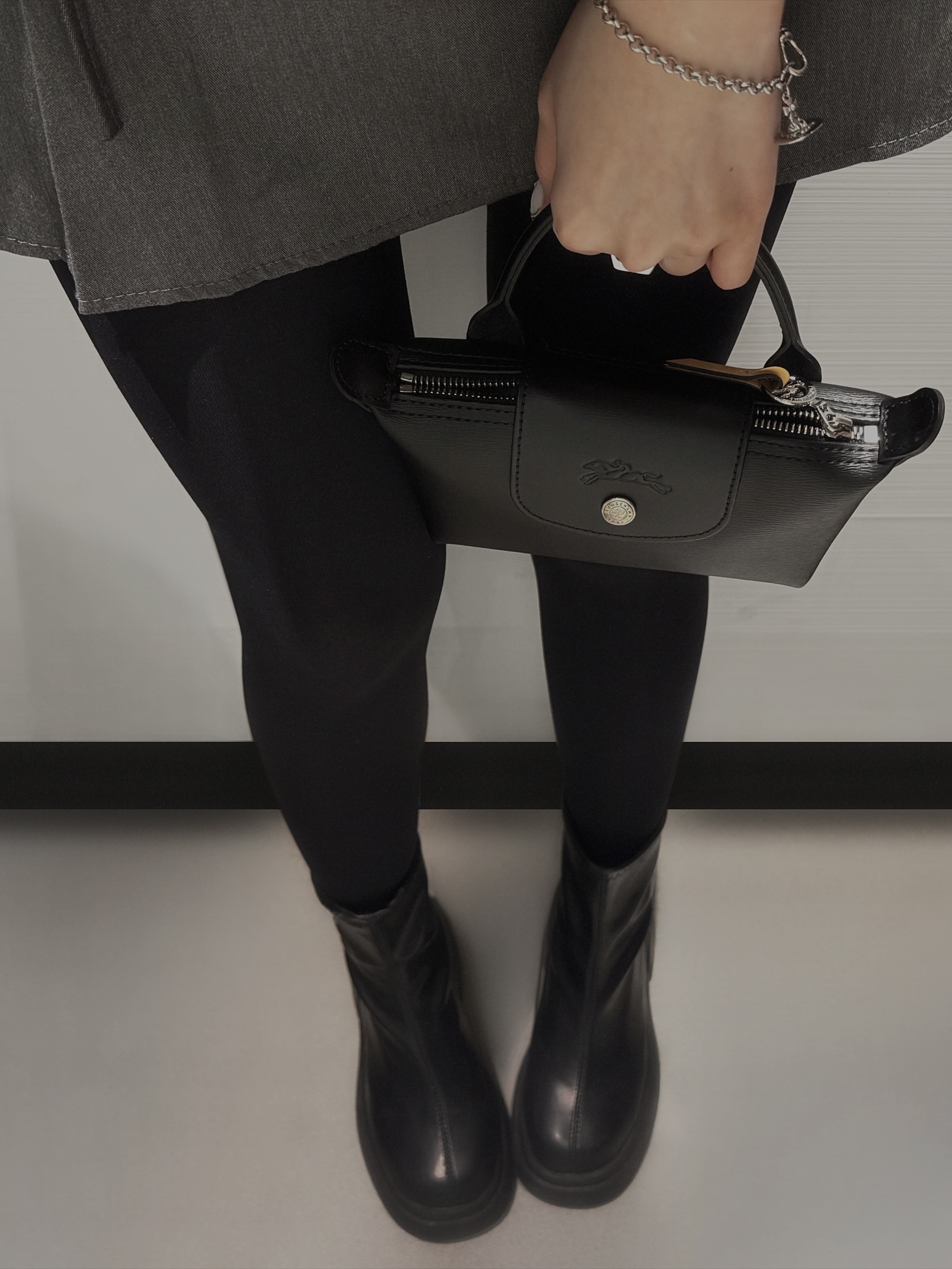 Longchamp Le Pliage City Handle Pouch Black, Vivienne Westwood New Petite Orb Bracelet Silver 착용 스타일
