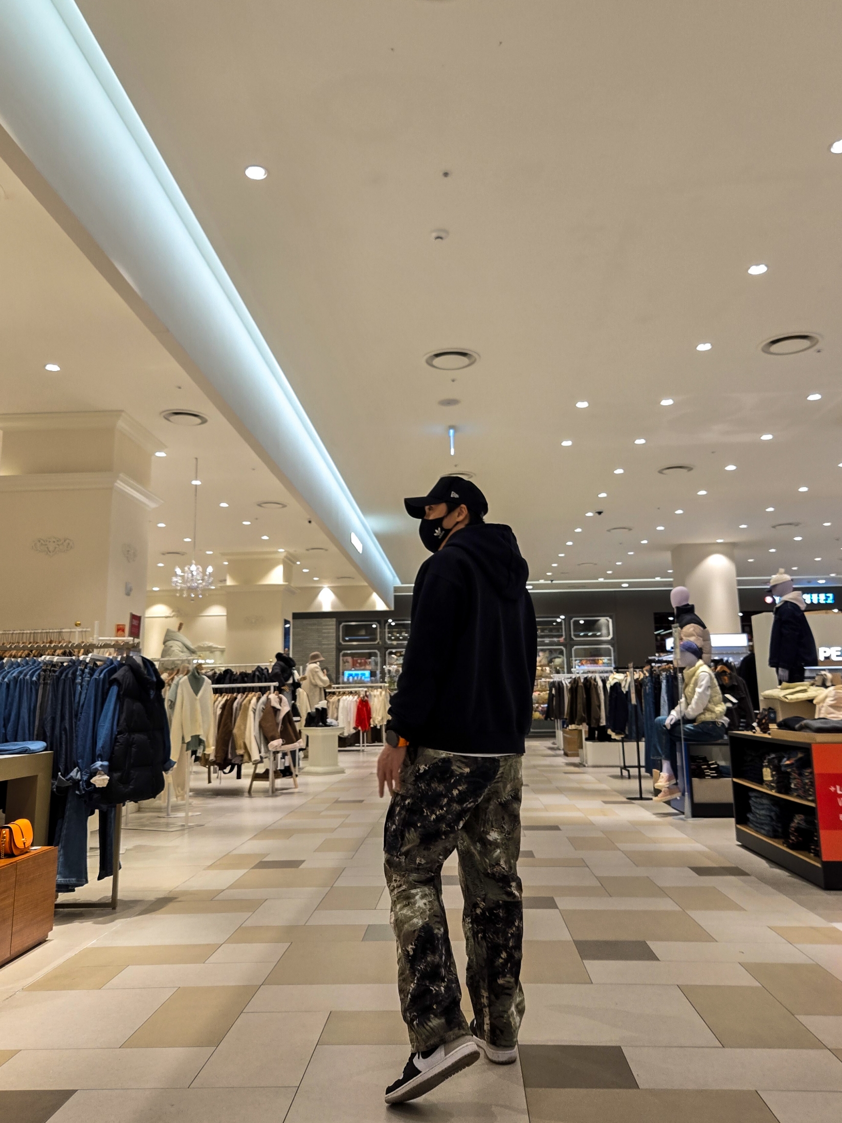 Nike ACG Smith Summit Allover Print Cargo Pants Oil Green - Asia, Nike ACG Therma-Fit Fleece Pullover Hoodie Black Anthracite - Asia 착용 스타일