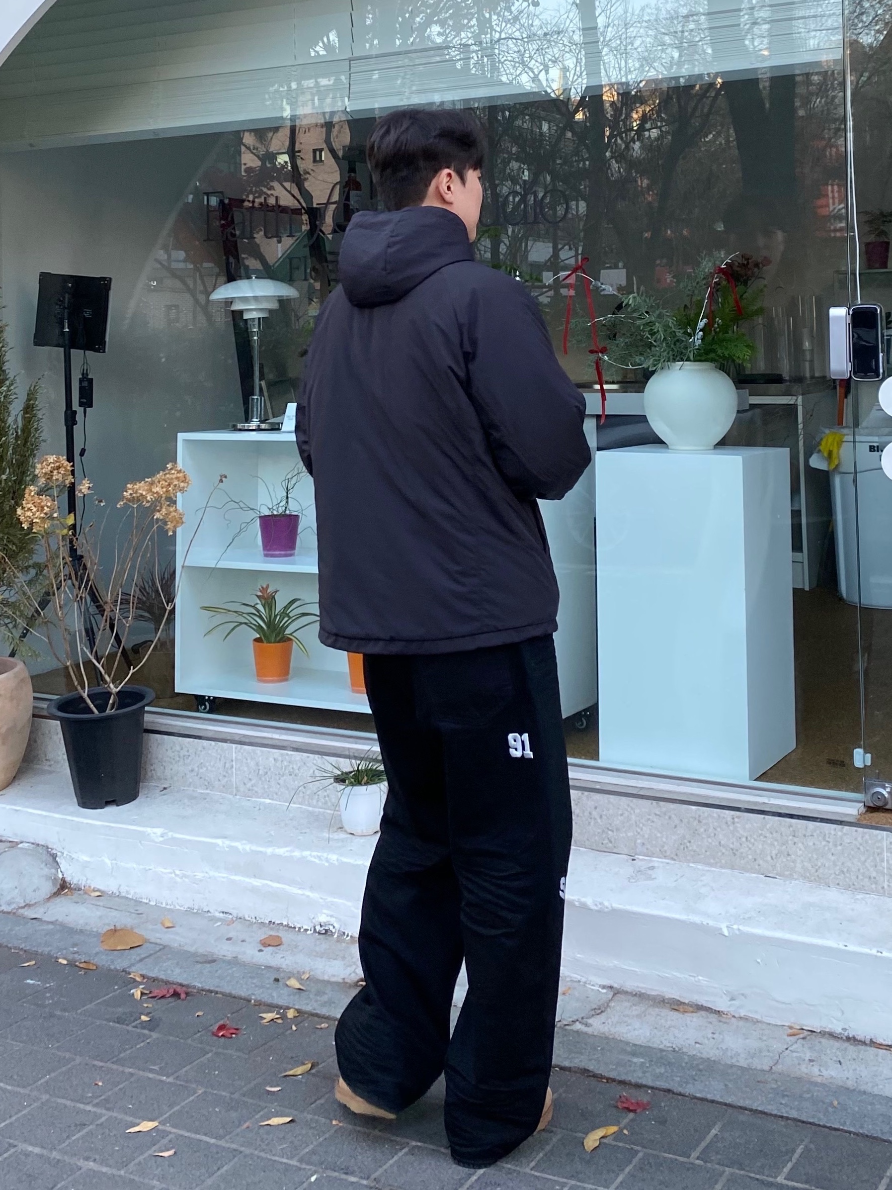 UGG Classic Mini Boots Chestnut, STU X HANK Embroidery Denim Pants Black 착용 스타일 - 5