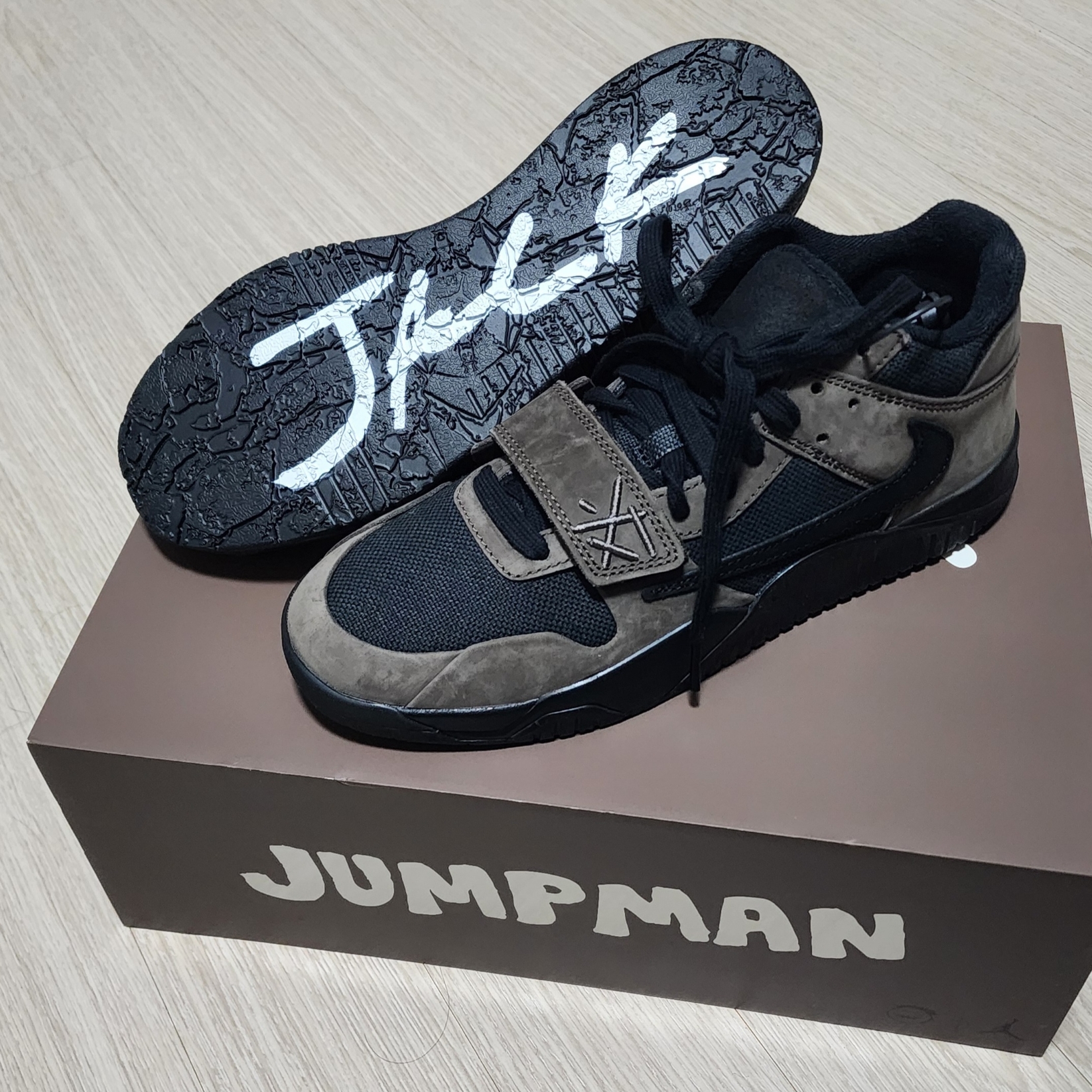 Jordan x Travis Scott Jumpman Jack TR Black and Dark Mocha 착용 스타일