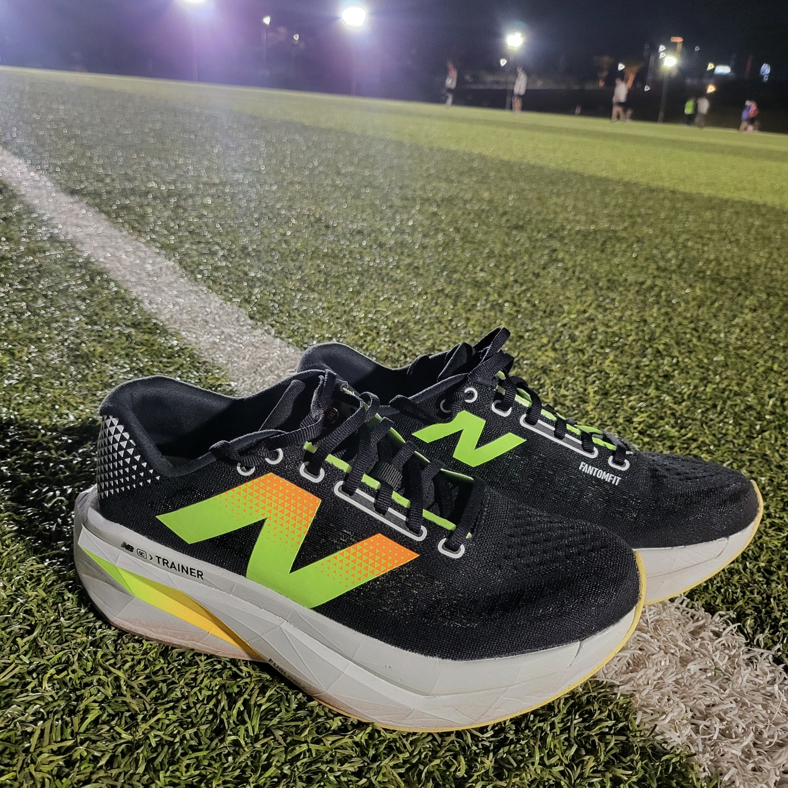 New Balance FuelCell Supercomp Trainer v3 Black Phantom - 2E Wide 착용 스타일