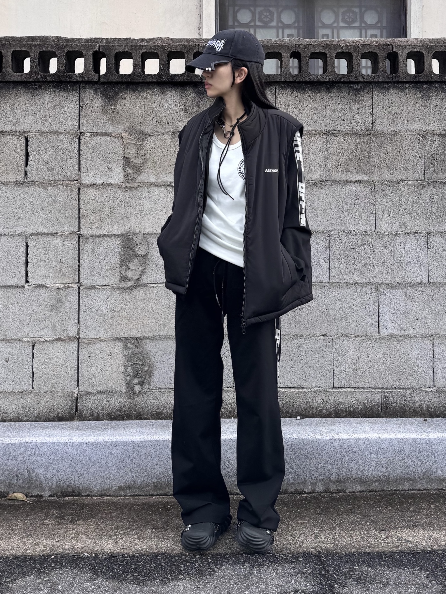 Crocs x Feng Chen Wang Echo Clog Black, Balenciaga DIY Metal Outline Cap in Black 착용 스타일 - 2