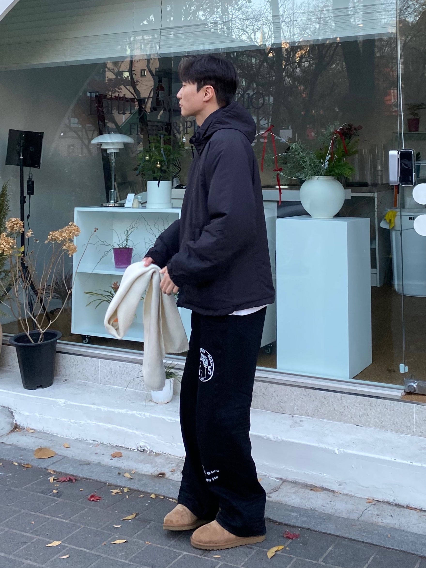 UGG Classic Mini Boots Chestnut, STU X HANK Embroidery Denim Pants Black 착용 스타일 - 4