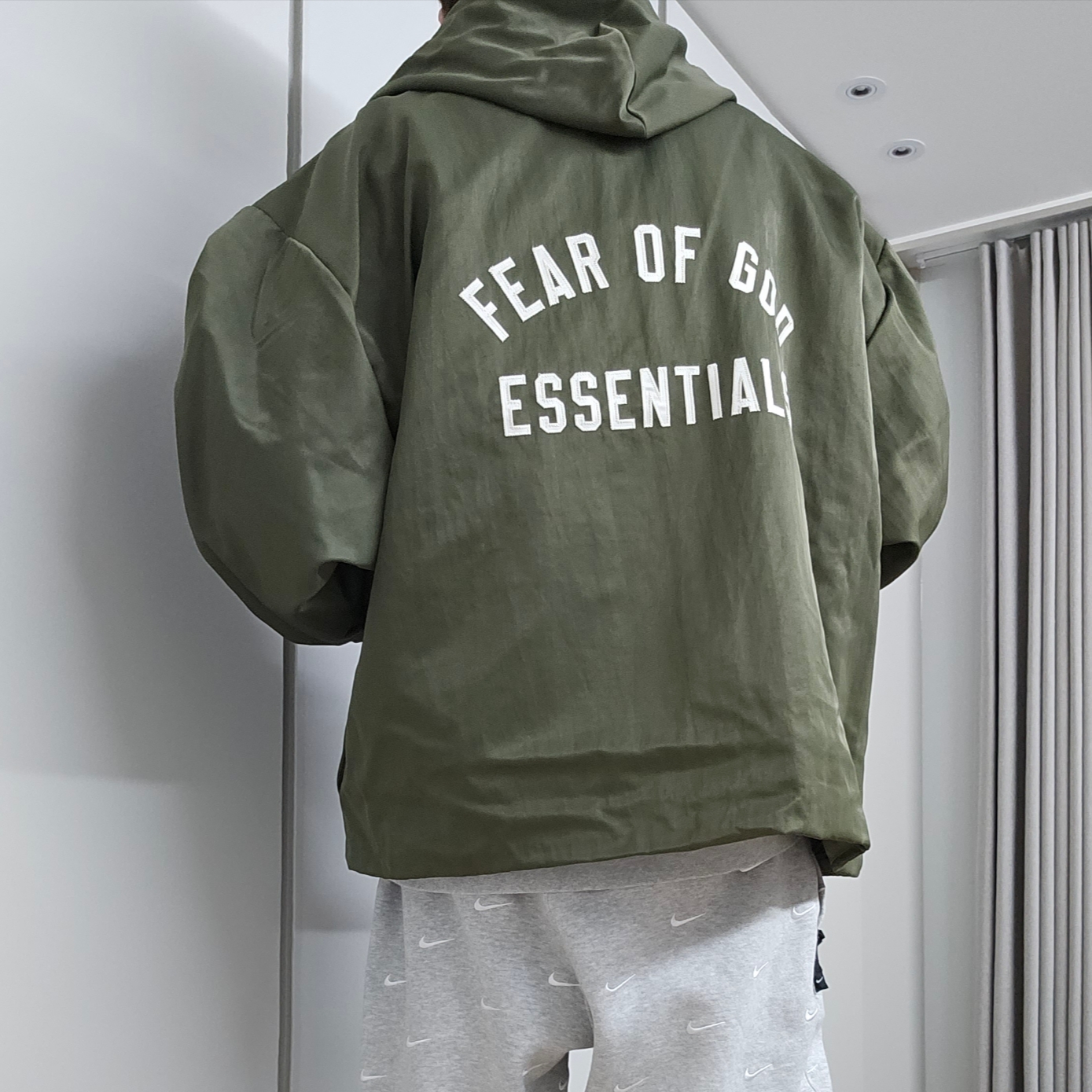 Essentials Textured Nylon Hooded Coaches Jacket Military - 24FW, Nike x Kim Jones Fleece Crew Grey Heather - US/EU 착용 스타일 - 2