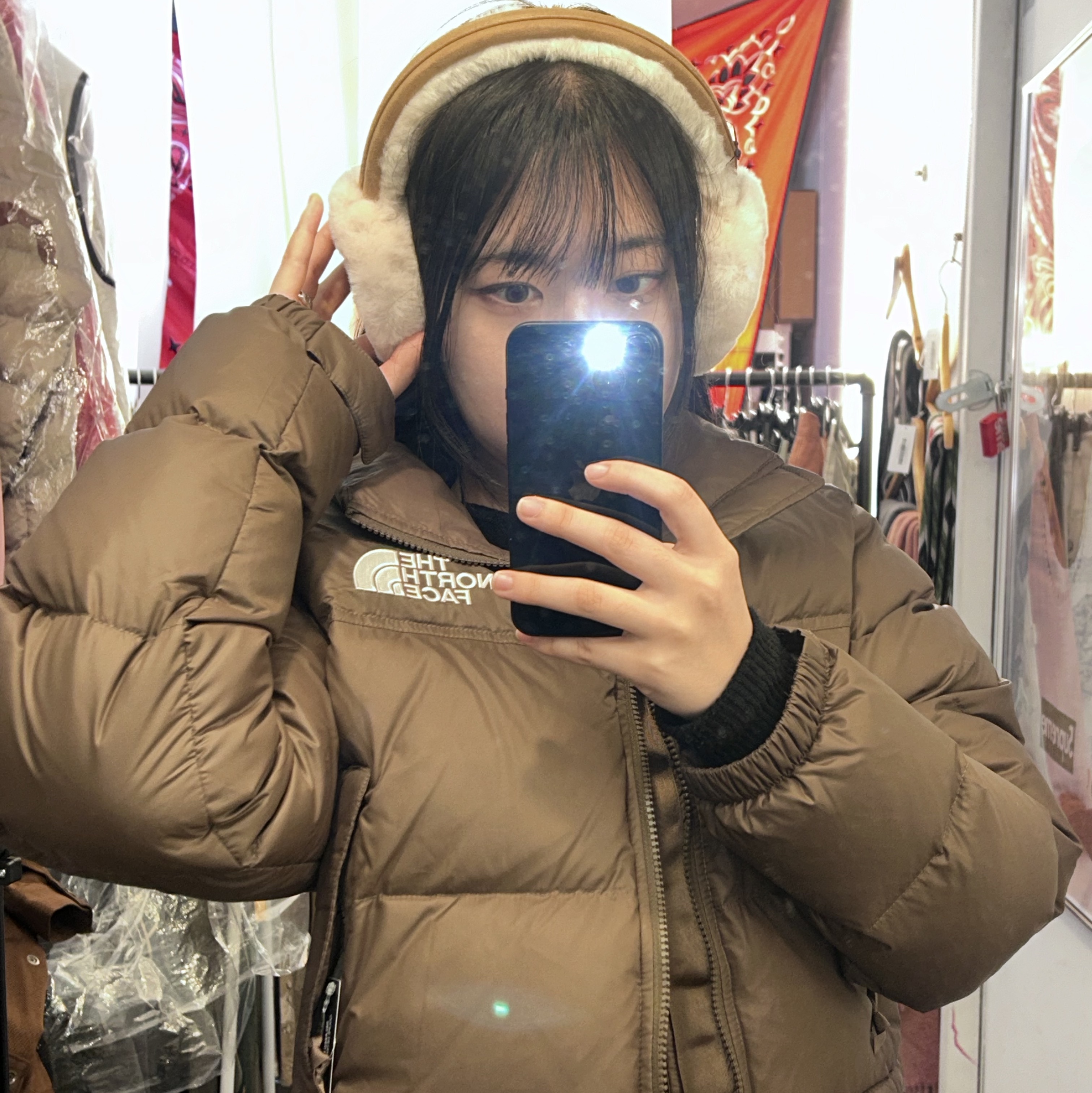 (W) UGG Embroidered Logo Earmuff Chestnut, The North Face 1996 Eco Nuptse Jacket Brown 착용 스타일 - 2