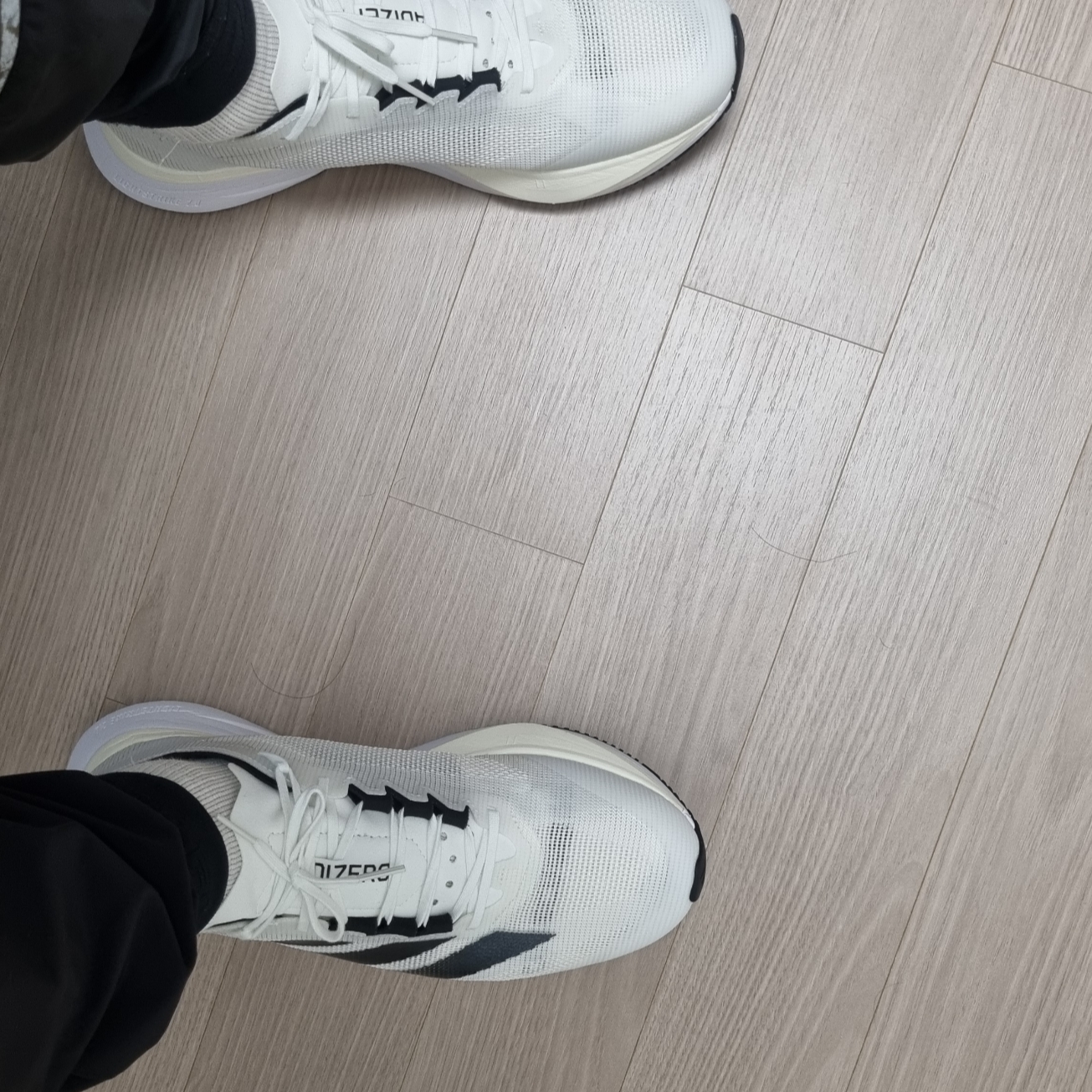 Adidas Adizero Boston 12 Cloud White Core Black Night Metallic 착용 스타일 - 1