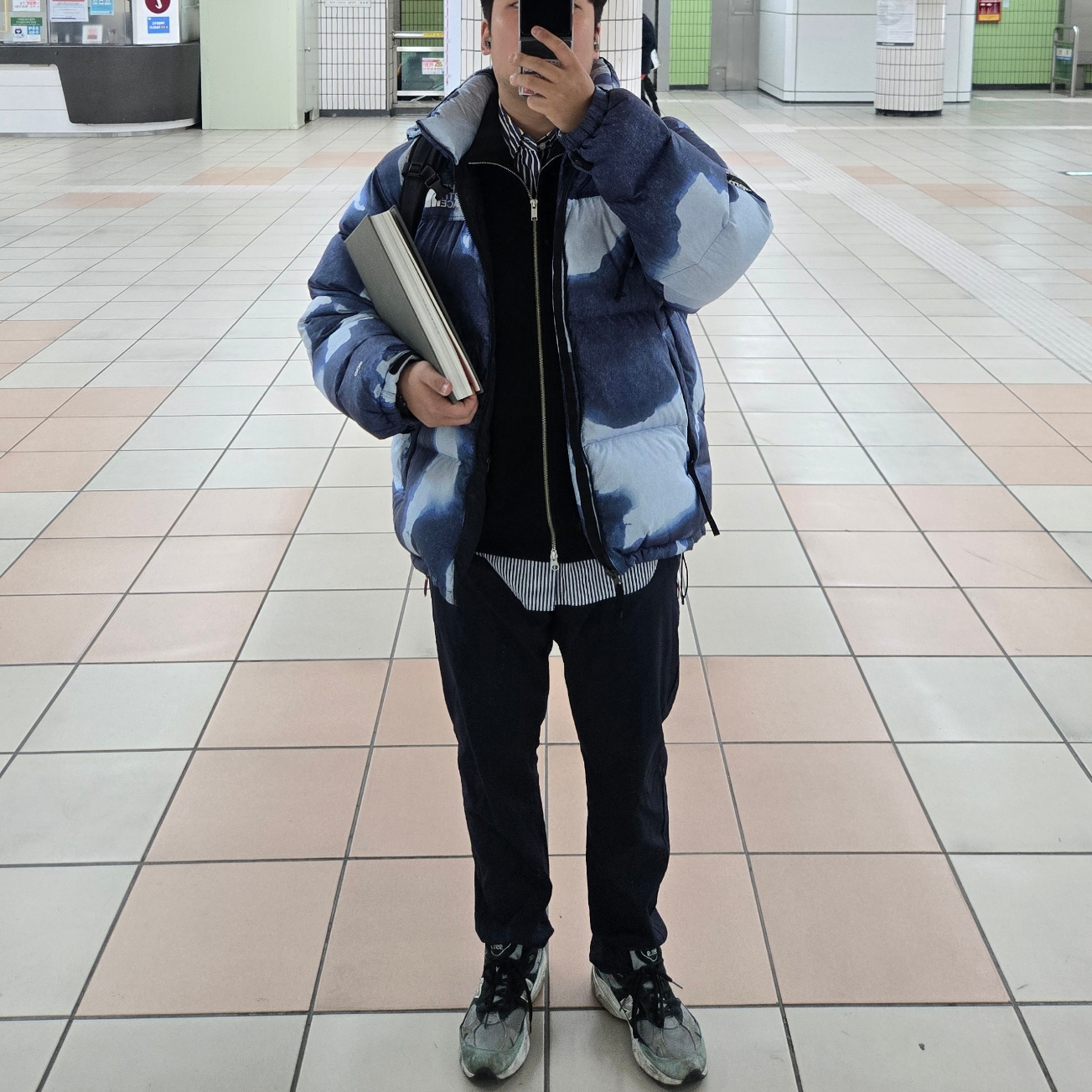 Supreme x The North Face Bleached Denim Print Nuptse Jacket Indigo - 21FW, New Balance 991.9 Made in UK Light Tidepool 착용 스타일