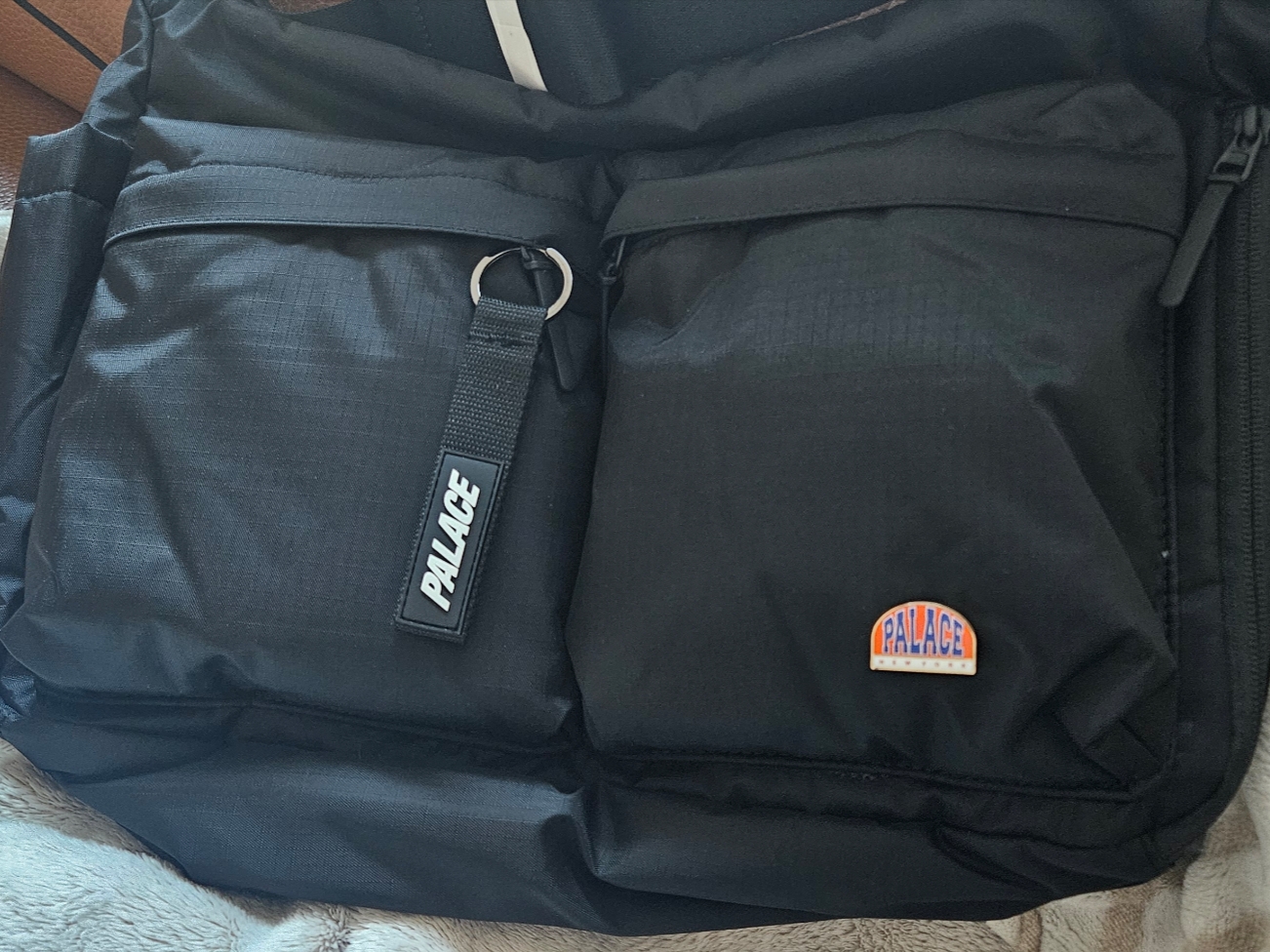 Uniqlo Multi Pocket Shoulder Bag Black, Palace Webbing Keyring Black - 24FW 착용 스타일