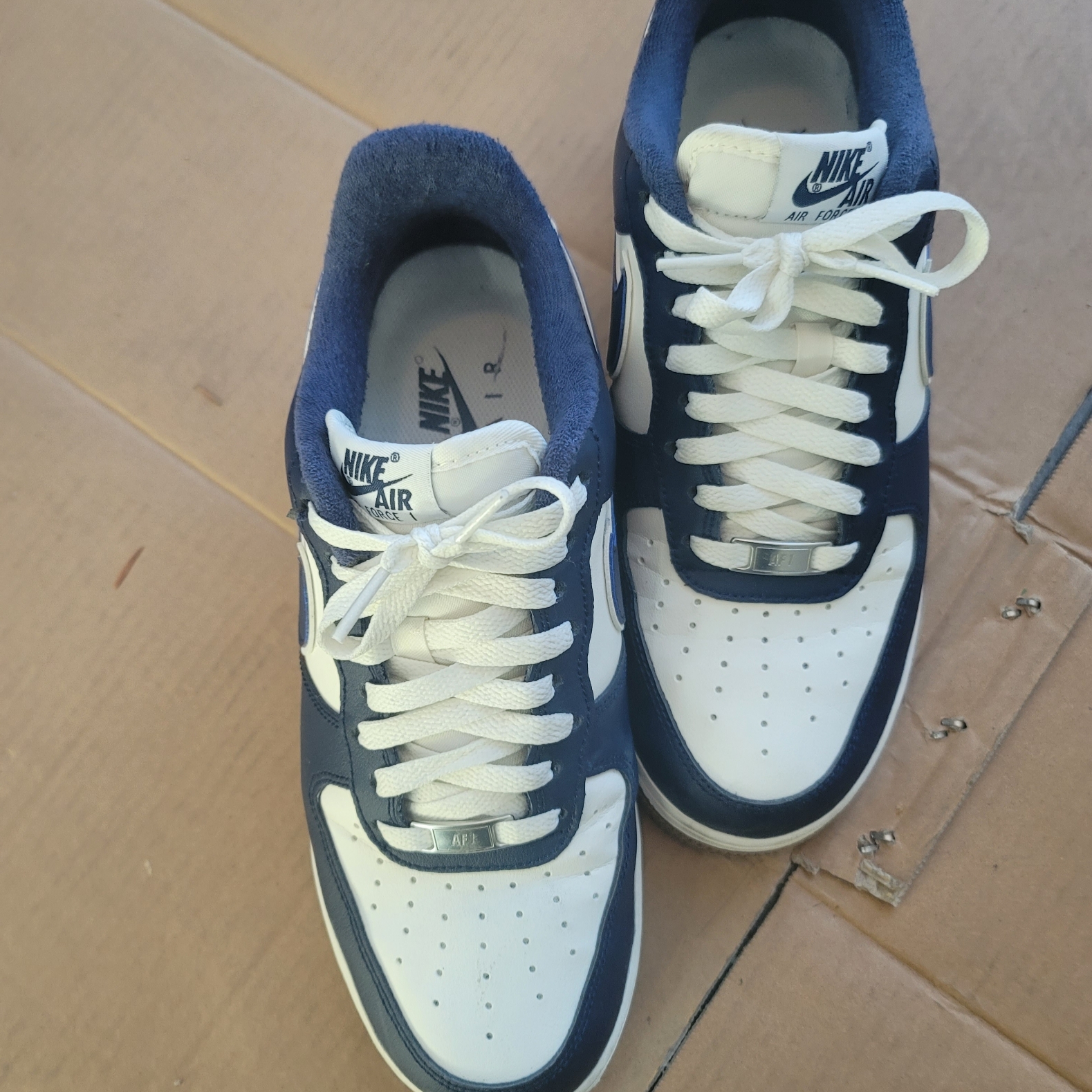 Nike Air Force 1 '07 LV8 Midnight Navy 착용 스타일 - 1