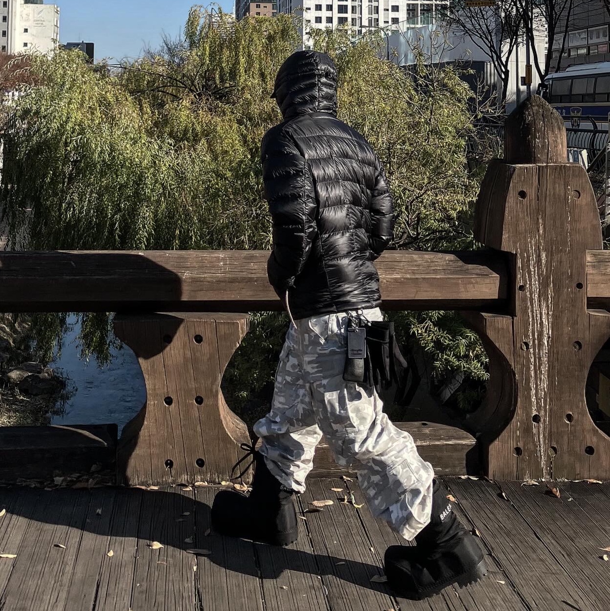 Farfromwhat Far Camo Cargo Pants White, Balenciaga Skiwear Alaska Nylon Low Boot Black 착용 스타일 - 1