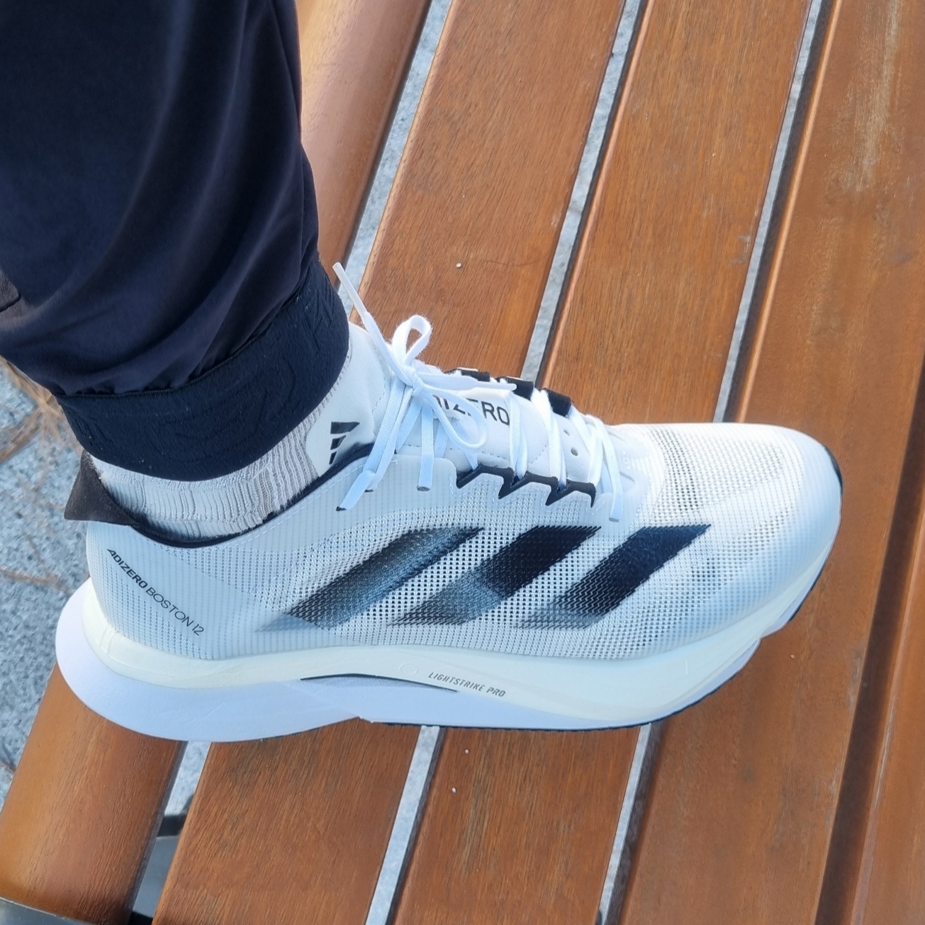 Adidas Adizero Boston 12 Cloud White Core Black Night Metallic 착용 스타일 - 2