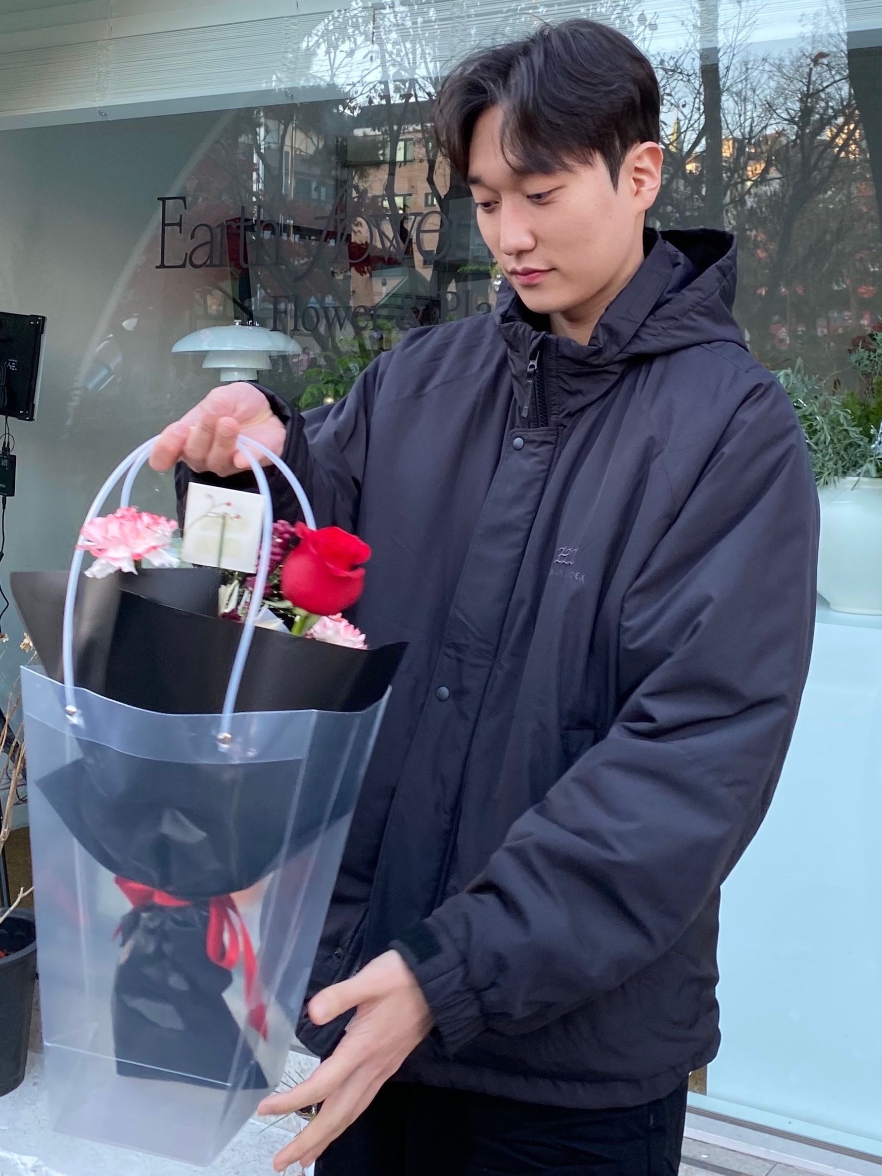 UGG Classic Mini Boots Chestnut, STU X HANK Embroidery Denim Pants Black 착용 스타일 - 7