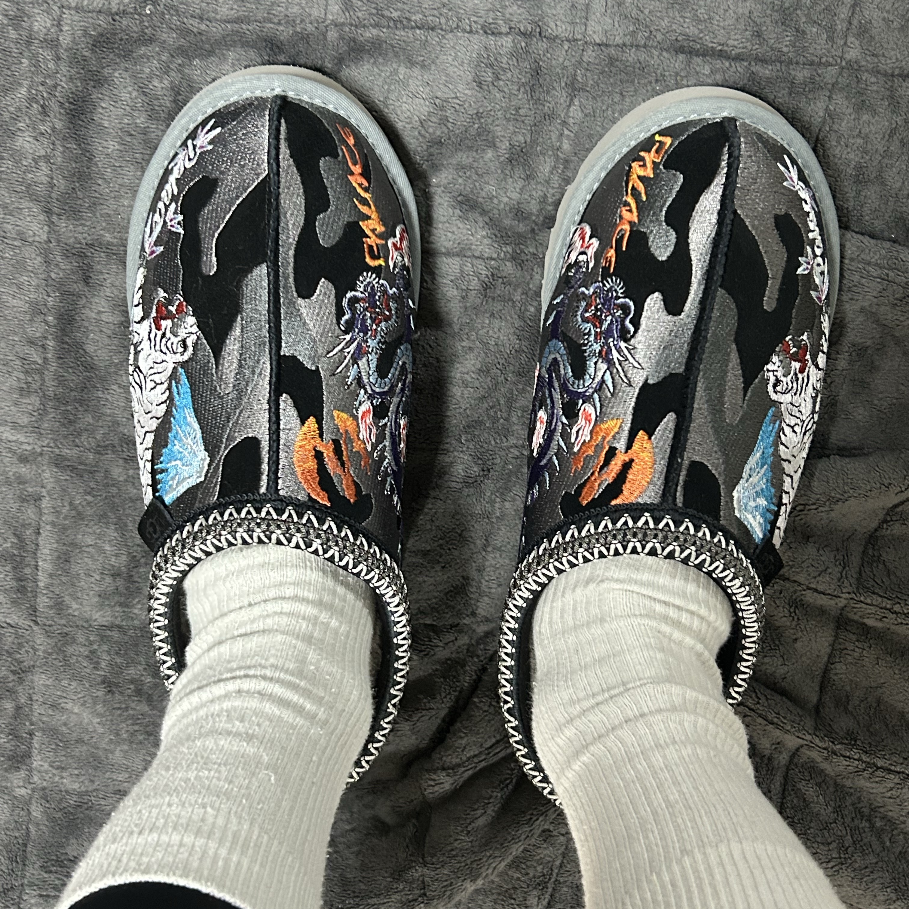 UGG x Palace Tasman Slipper Black Camo 착용 스타일