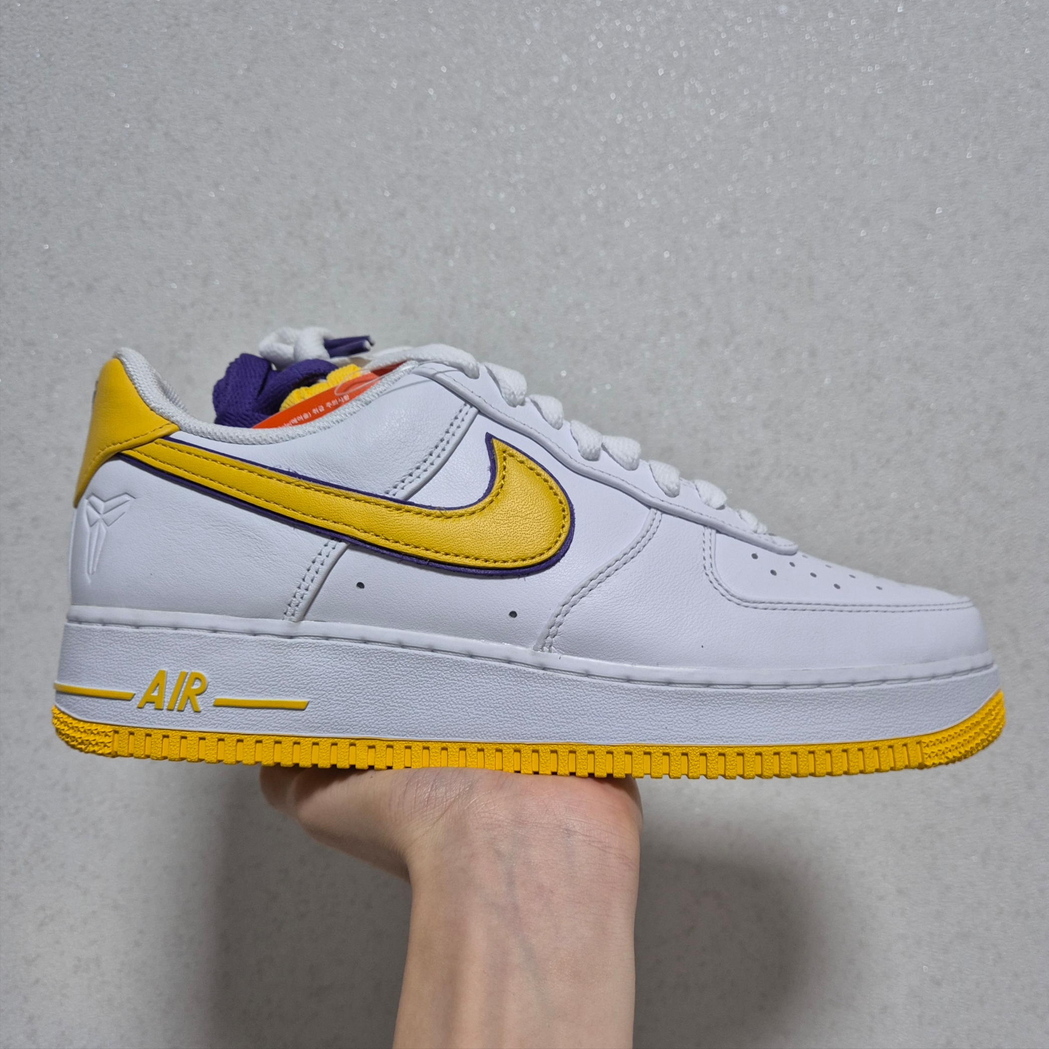 Nike x Kobe Bryant Air Force 1 Low Retro QS Varsity Maize and Varsity Purple 착용 스타일