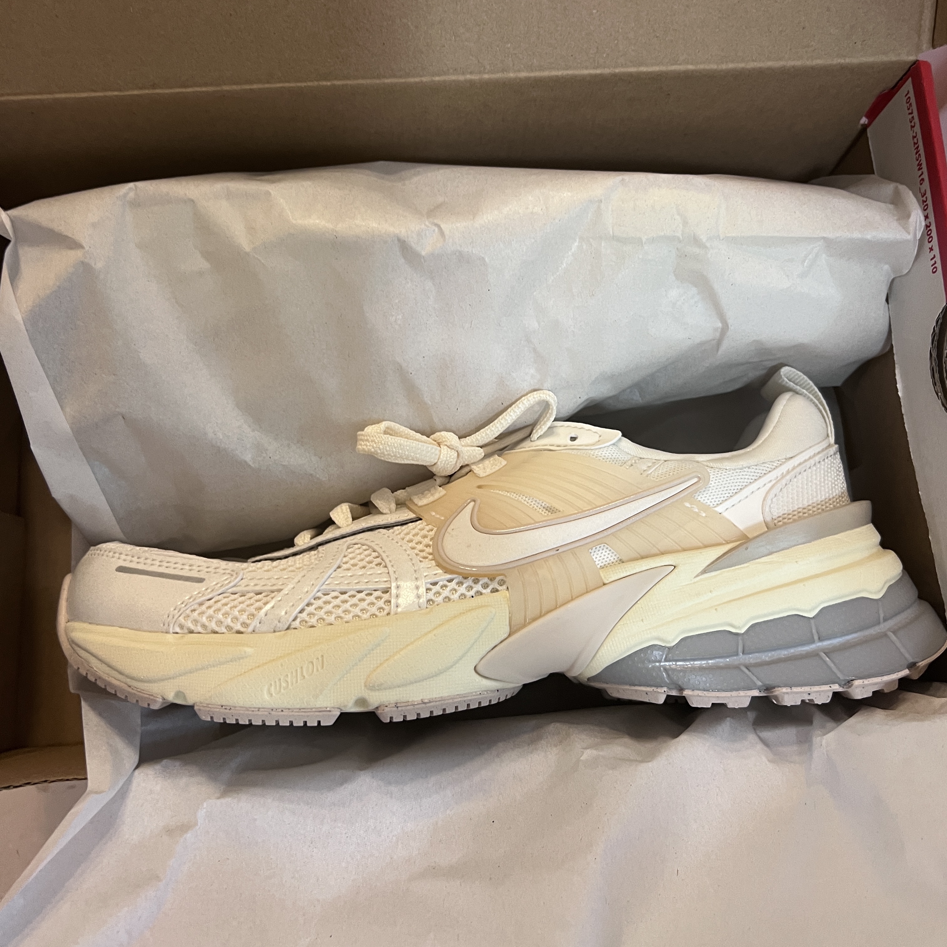 (W) Nike V2K Run Pale Ivory Coconut Milk 착용 스타일