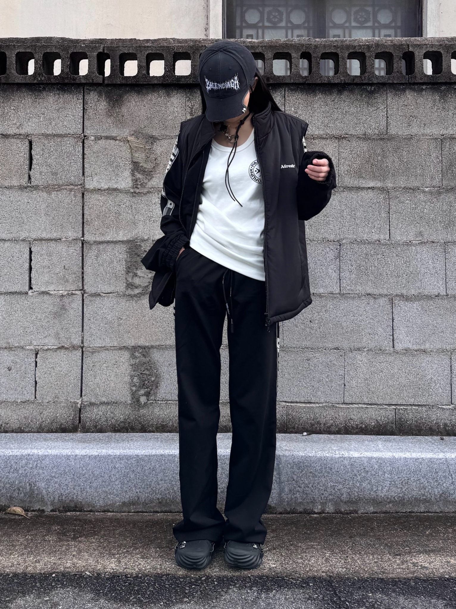 Crocs x Feng Chen Wang Echo Clog Black, Balenciaga DIY Metal Outline Cap in Black 착용 스타일 - 1
