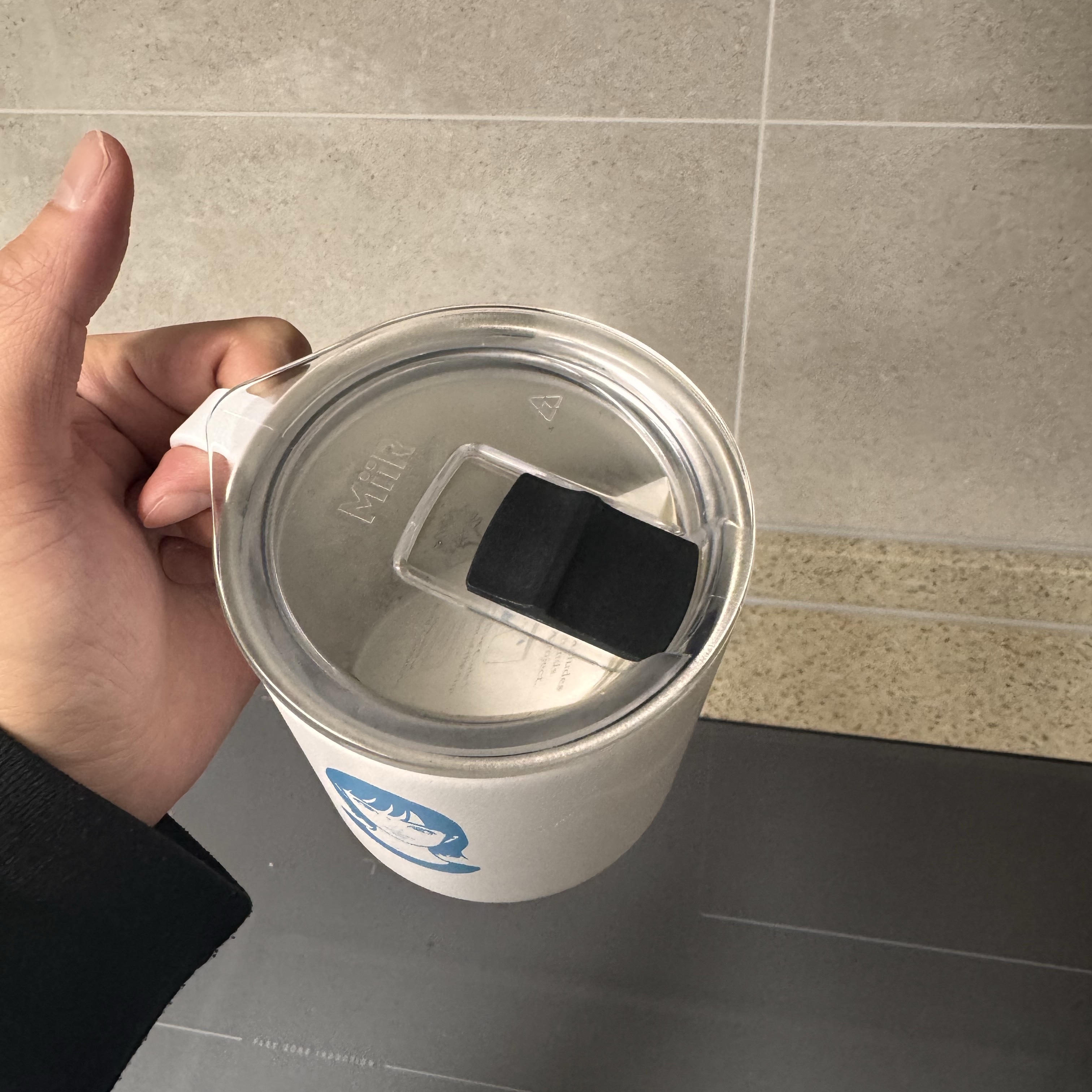Blue Bottle × KYNE Travel Mug White 12 oz. (Fukuoka Tenjin Cafe Exclusive) 착용 스타일 - 4