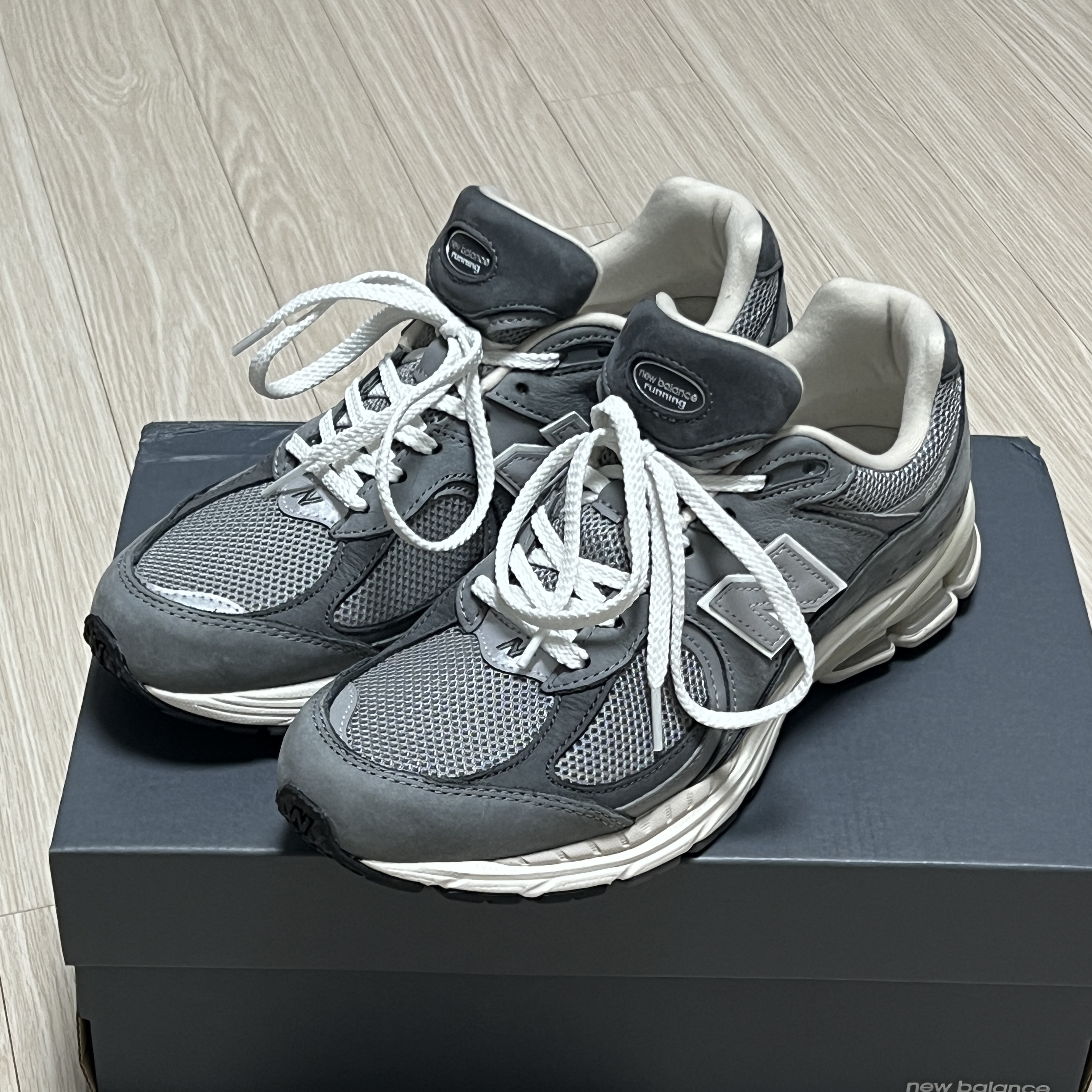 New Balance 2002R Premium Vintage Grey 착용 스타일